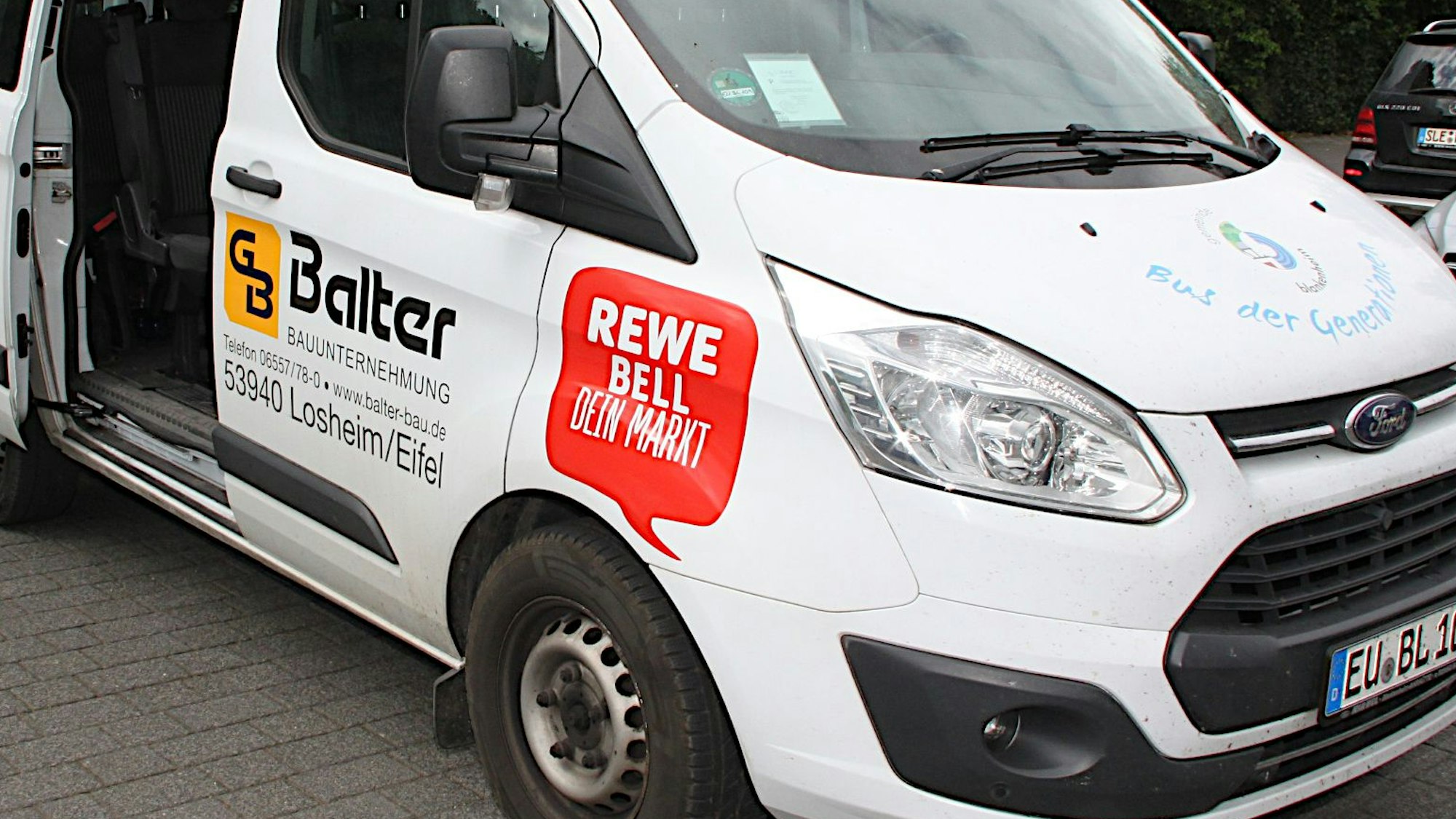 Das Bild zeigt den „Bus der Generationen“, einen Achtsitzer.