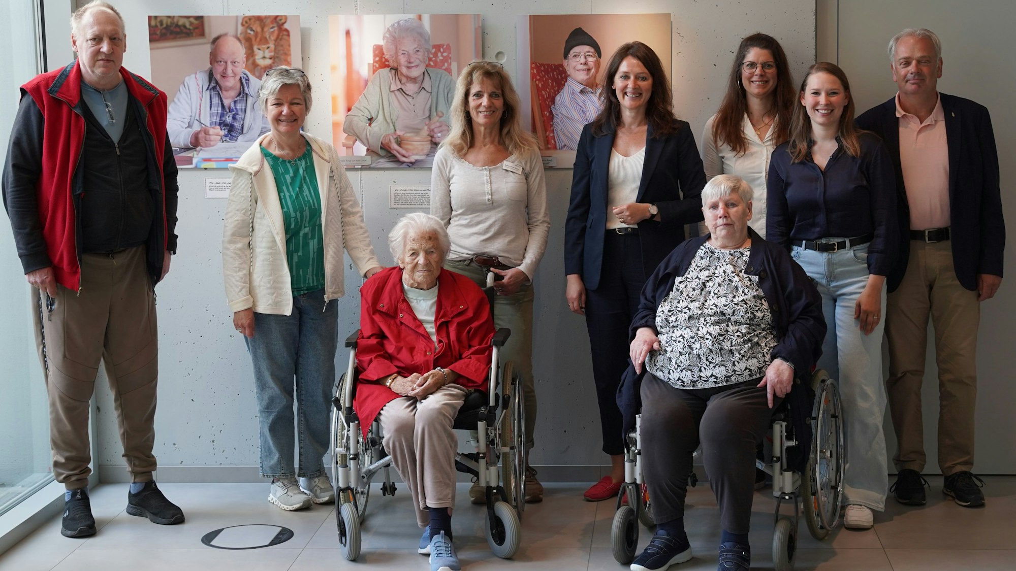 Zur Eröffnung der Fotoausstellung im Waldbröler Bürgerdorf am Alsberg kamen einige der porträtierten Bewohnerinnen und Bewohner des Seniorenzentrums am Königsbornpark.