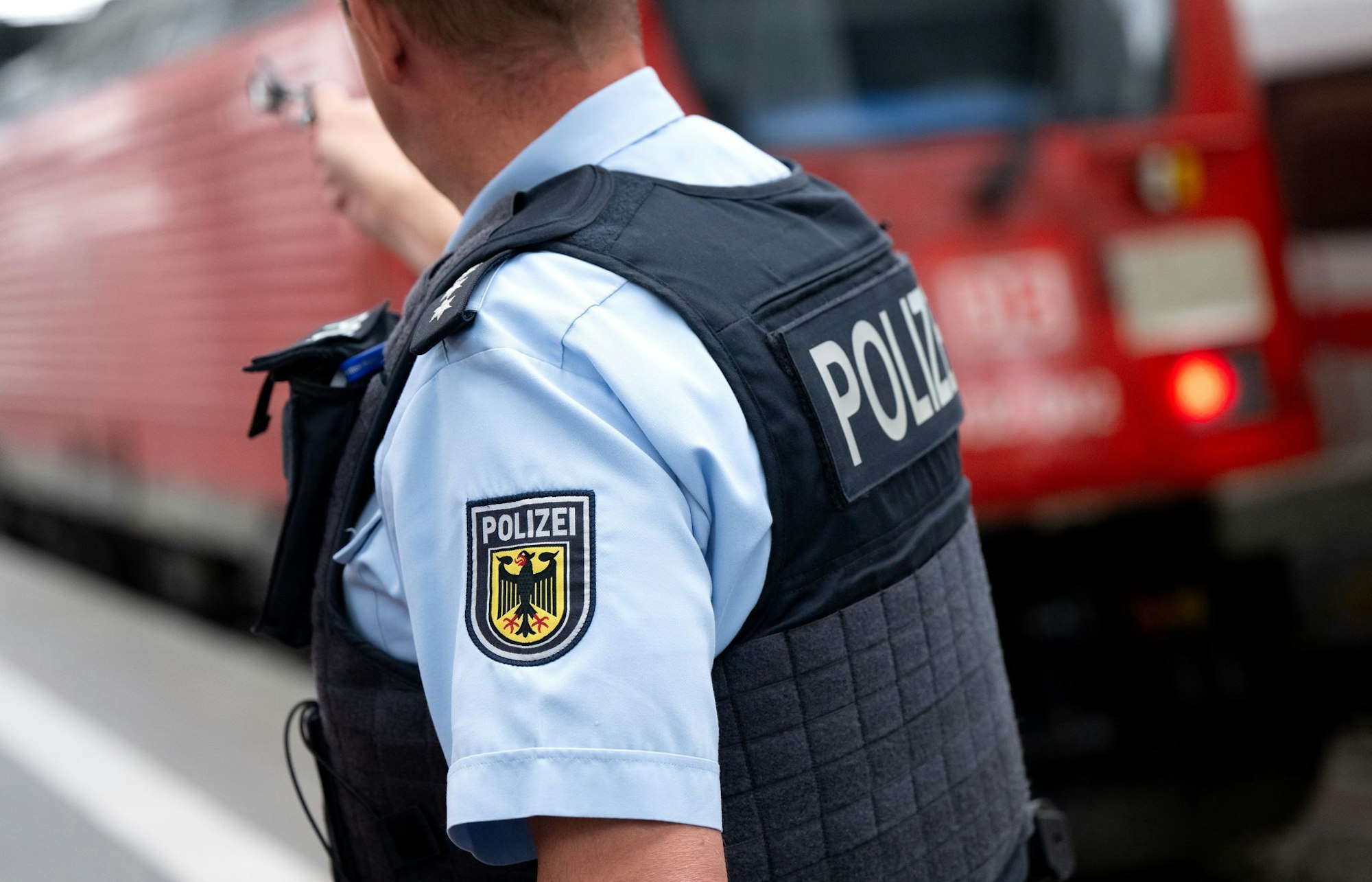Beamte der Bundespolizei fanden in zwei Zügen in Nordrhein-Westfalen eine teure Geige und einen wertvollen Cellobogen. (Archivbild)