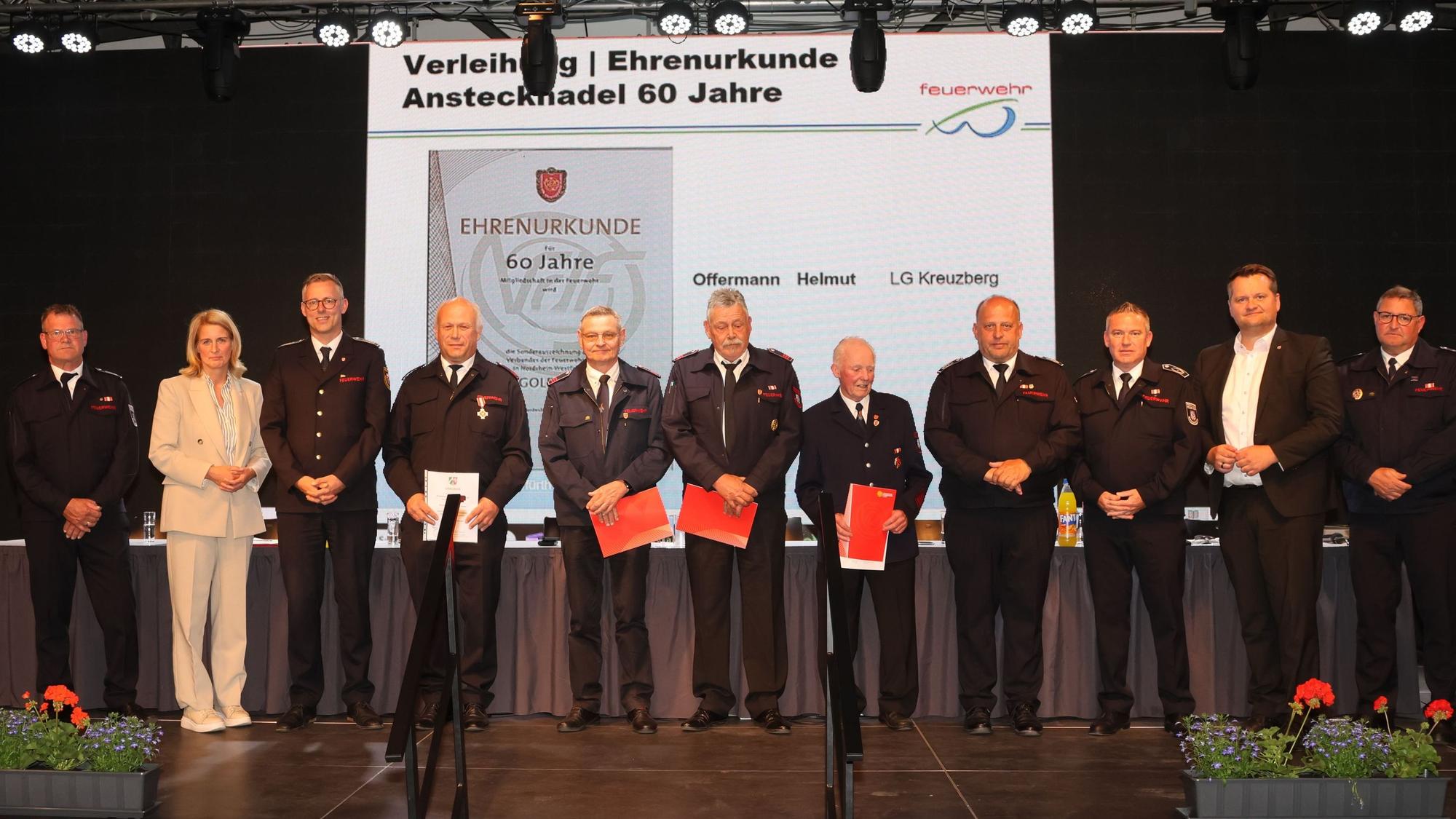Eine Gruppe auf der Bühne.