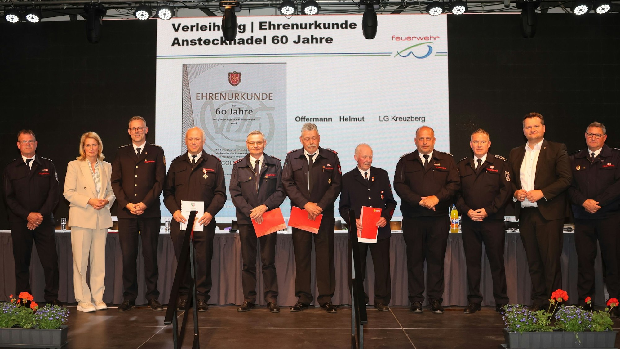 Eine Gruppe auf der Bühne.