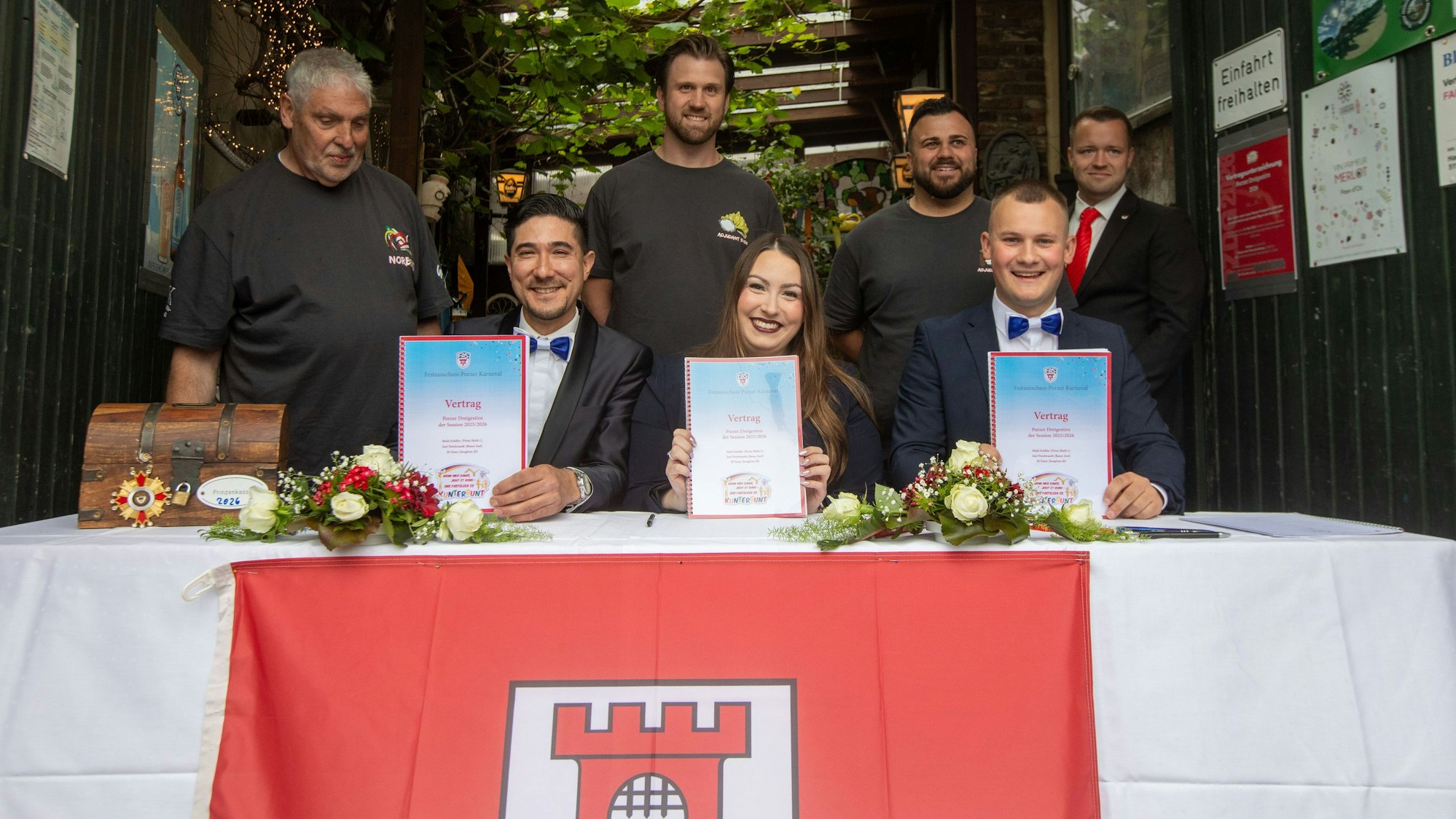 Der Vertrag ist unterschrieben: Maik Schäfer (vorne v.l.), Jil Zaun und Joel Netzbandt werden mit ihren Adjutanten (stehend) in der neuen Session als Porzer Dreigestirn unterwegs sein.