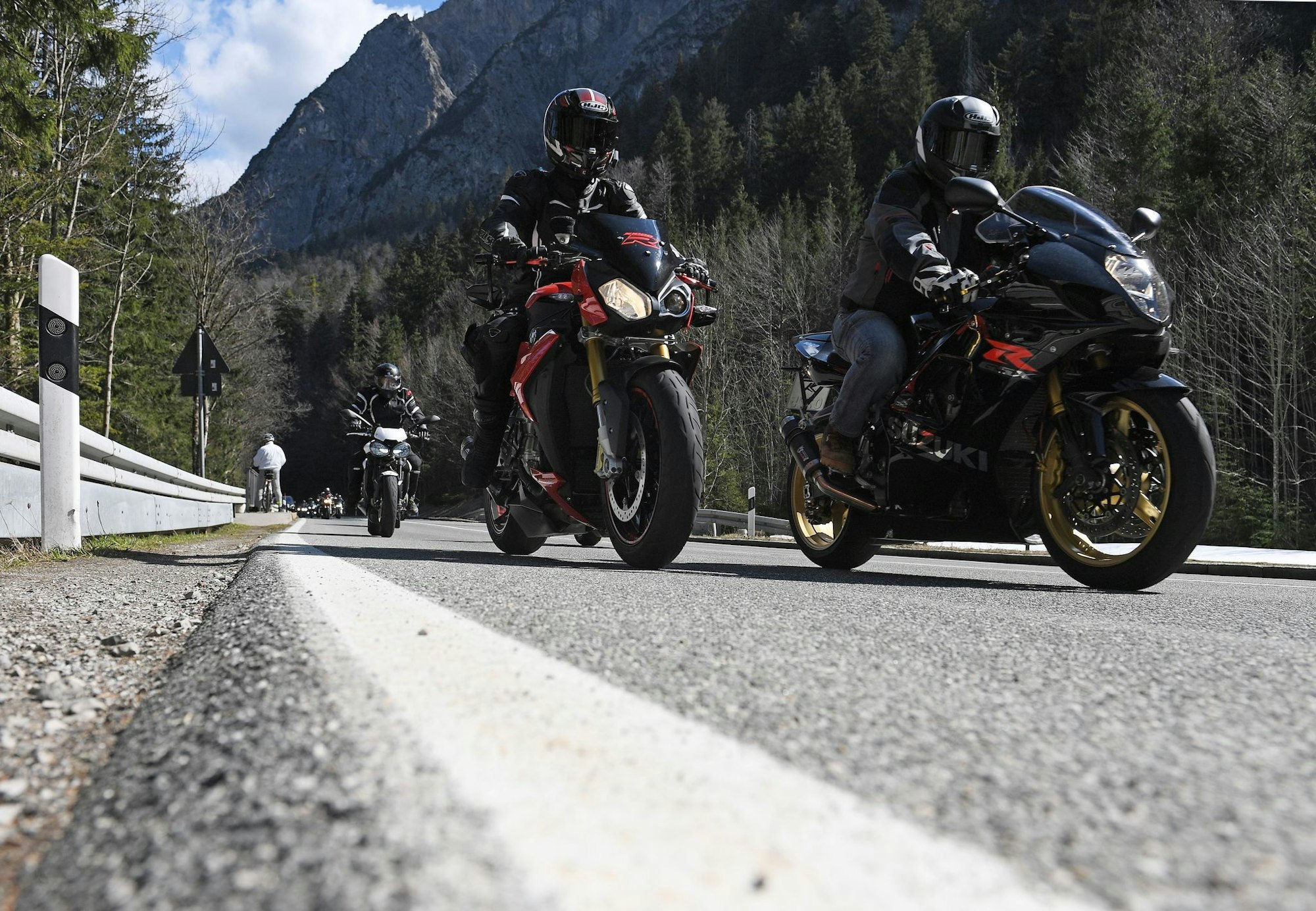 Motorradfahrer verursachen teurere Unfälle als Autofahrer. (Symbolbild)