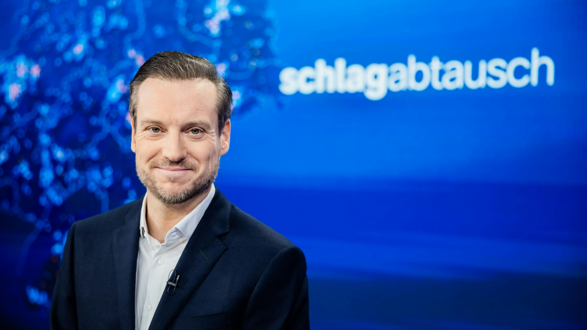 ARCHIV - 06.02.2025, Berlin: Andreas Wunn, Moderator, steht vor der ZDF-Livesendung «Schlagabtausch» mit Spitzenpolitikern der kleineren Parteien im Studio. (Archivfoto) (zu dpa: «Die doppelte Stunde Null») Foto: Christoph Soeder/dpa +++ dpa-Bildfunk +++
