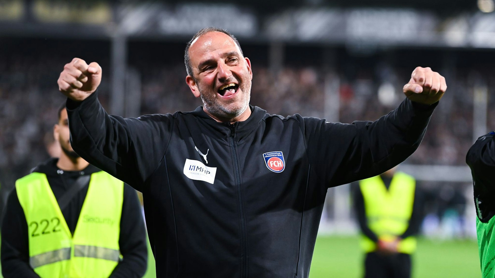 Heidenheims Trainer Frank Schmidt jubelt nach dem Klassenerhalt.