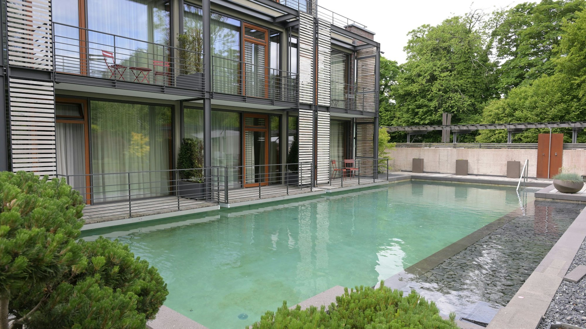 Ein Swimmingpool gehört zur Hotelanlage von Nelson Müller.