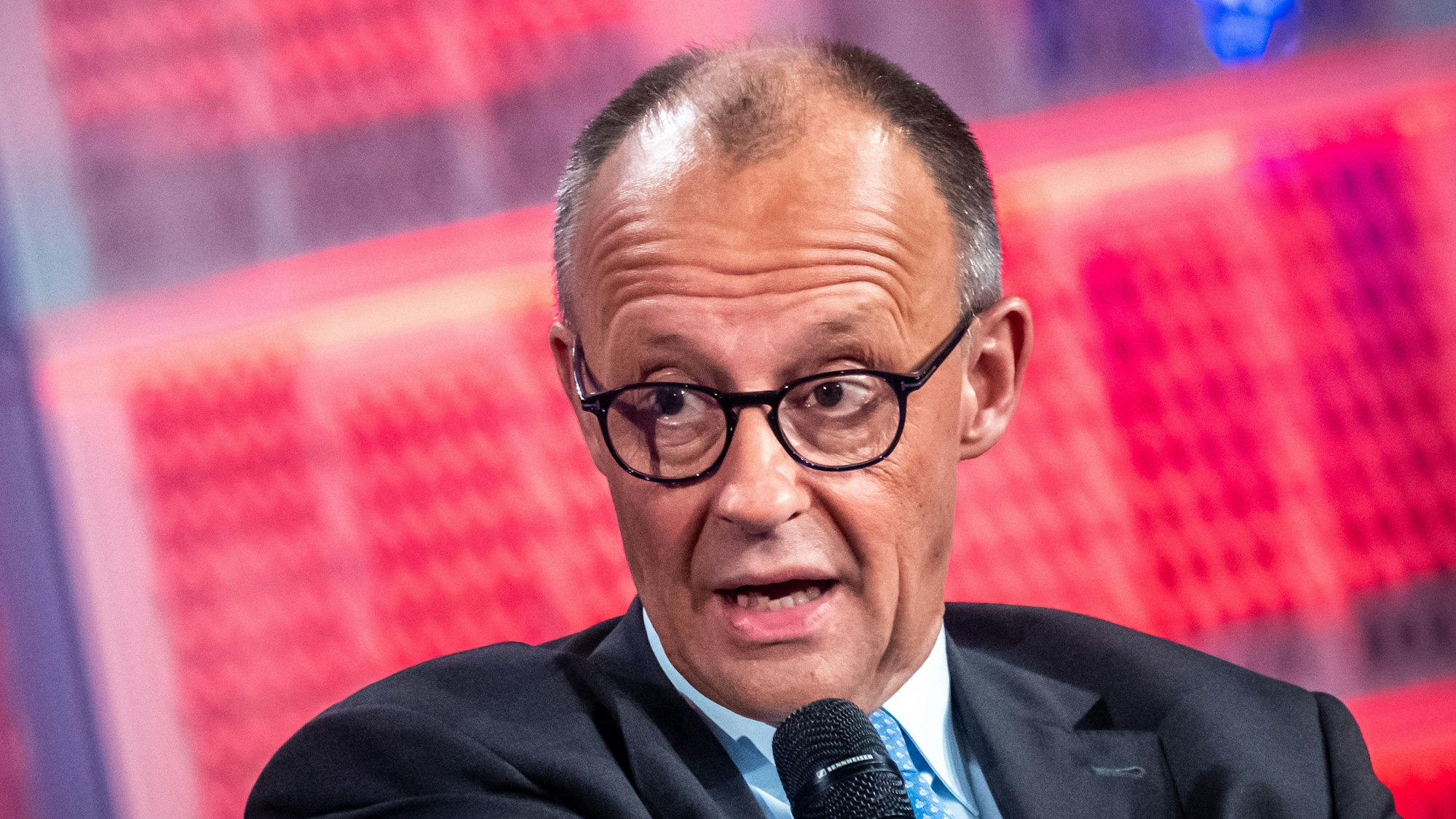 26.05.2025, Berlin: Bundeskanzler Friedrich Merz (CDU) nimmt im Rahmen der Medienkonferenz Re:publica an einem Bühnengespräch beim Internationalen WDR Europaforum teil. Foto: Michael Kappeler/dpa +++ dpa-Bildfunk +++