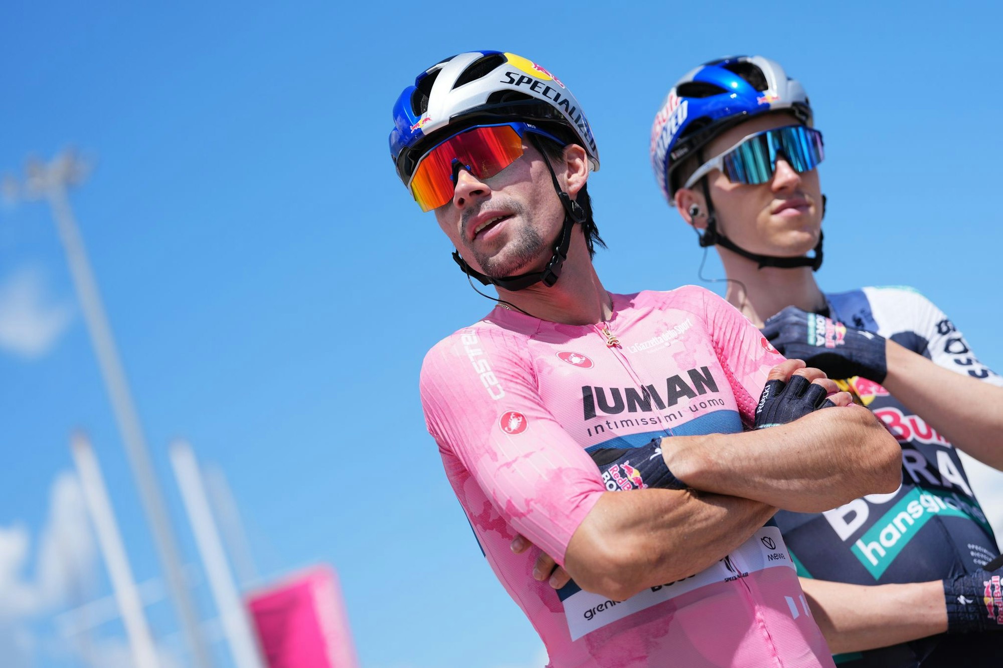 Das Rosa Trikot des Gesamtführenden trug Primoz Roglic (l) nur kurz.