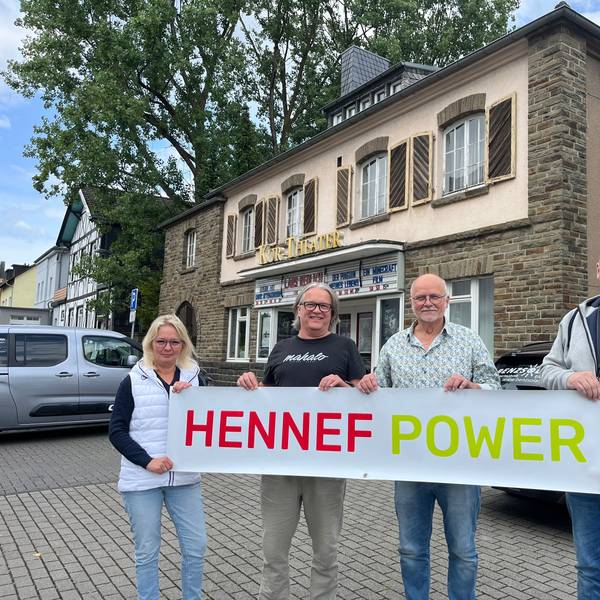 Heike Benz, Miteigentümer Bernhard Bellinghausen, Vereinsvorsitzender für das Kurtheater Ingo Teusch und der Vereinsvorsitzende von Hennef Power, Marc Schmidt (v.l.) nahmen das Balkonkraftwerk in Betrieb.