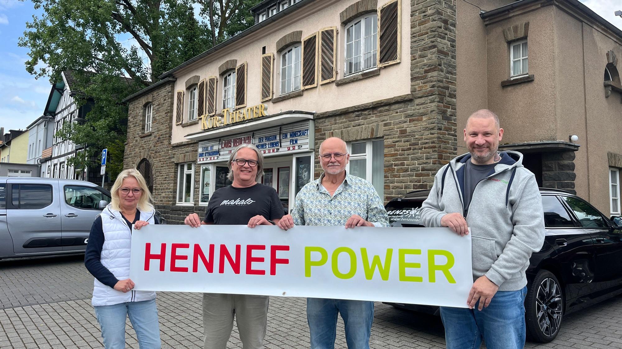 Heike Benz, Miteigentümer Bernhard Bellinghausen, Vereinsvorsitzender für das Kurtheater Ingo Teusch und der Vereinsvorsitzende von Hennef Power, Marc Schmidt (v.l.) nahmen das Balkonkraftwerk in Betrieb.