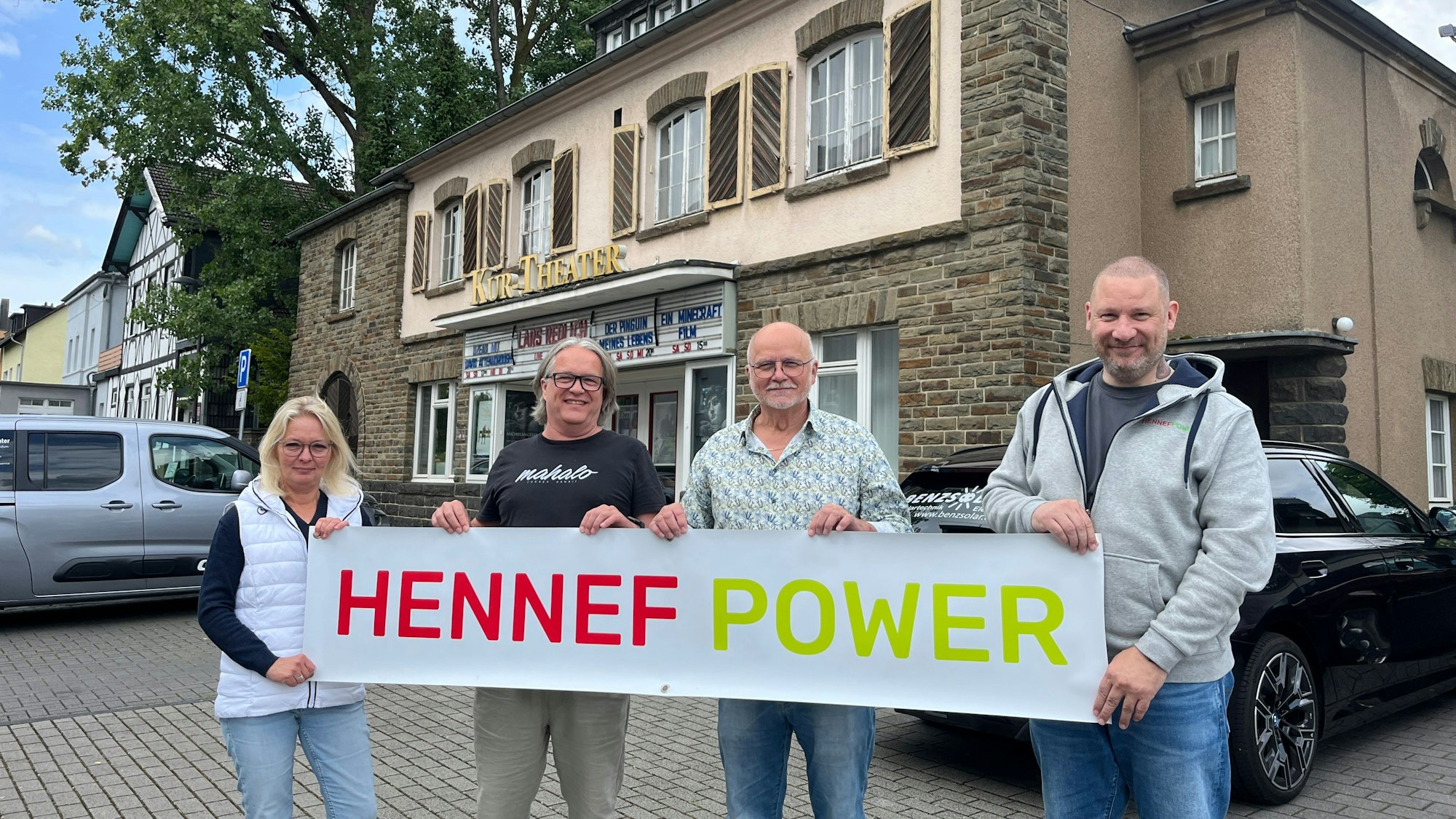 Heike Benz, Miteigentümer Bernhard Bellinghausen, Vereinsvorsitzender für das Kurtheater Ingo Teusch und der Vereinsvorsitzende von Hennef Power, Marc Schmidt (v.l.) nahmen das Balkonkraftwerk in Betrieb.