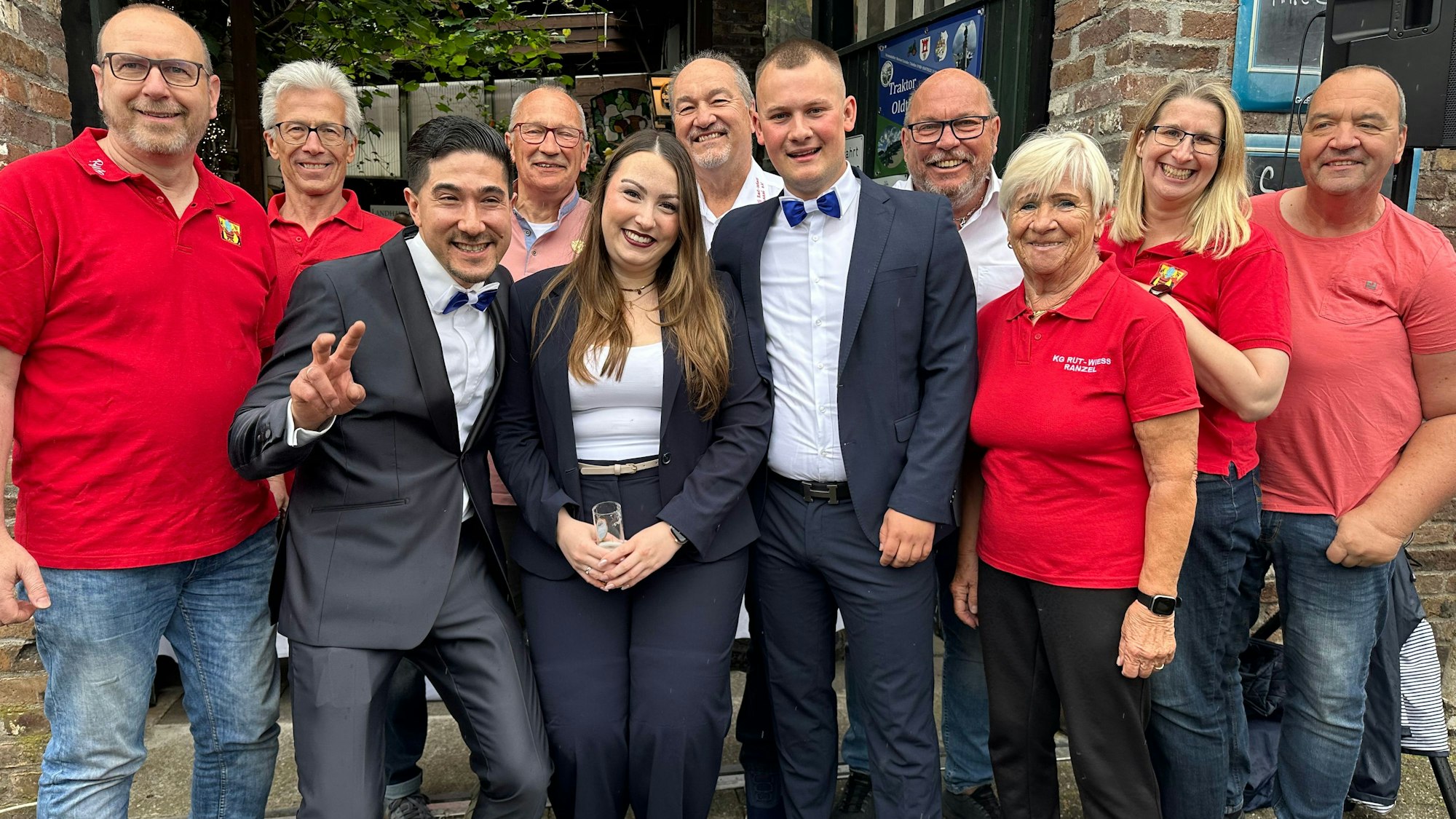 Närrische Unterstützung bekommt das Porzer Dreigestirn 2026 von Rut-Wiess Ranzel: Prinz Maik I. Schäfer (links), Jungfrau Jil Zaun und Bauer Joel Netzbandt (rechts) mit der jecken Abordnung aus Ranzel.