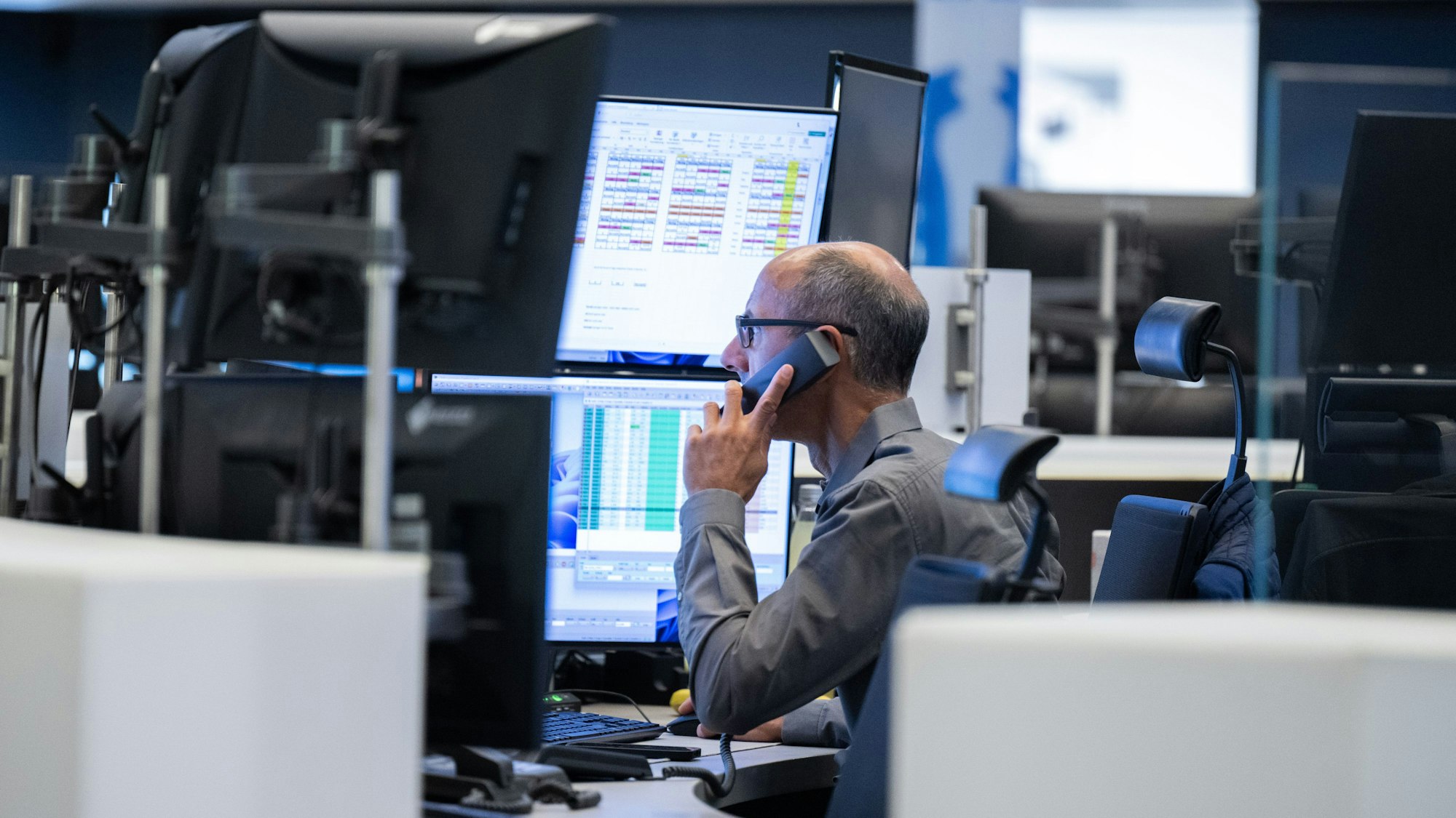 ARCHIV - 20.05.2025, Hessen, Frankfurt/Main: Aktienhändler auf dem Börsenparkett in Frankfurt.  (zu dpa: «Deutliche Verluste im Dax - Trump droht EU wieder mit Strafzöllen») Foto: Boris Roessler/dpa +++ dpa-Bildfunk +++