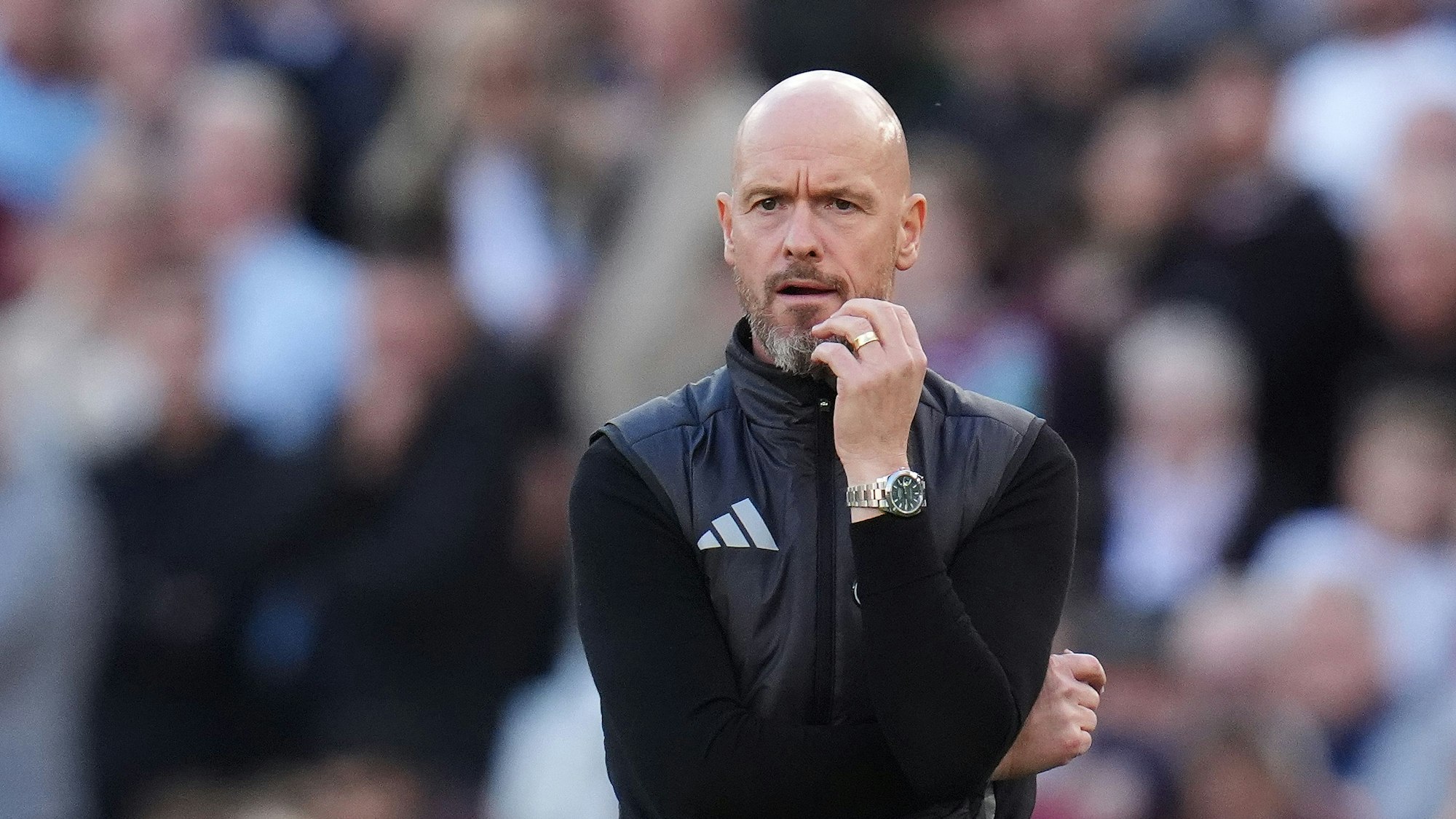 Erik ten Hag in Sportkleidung.