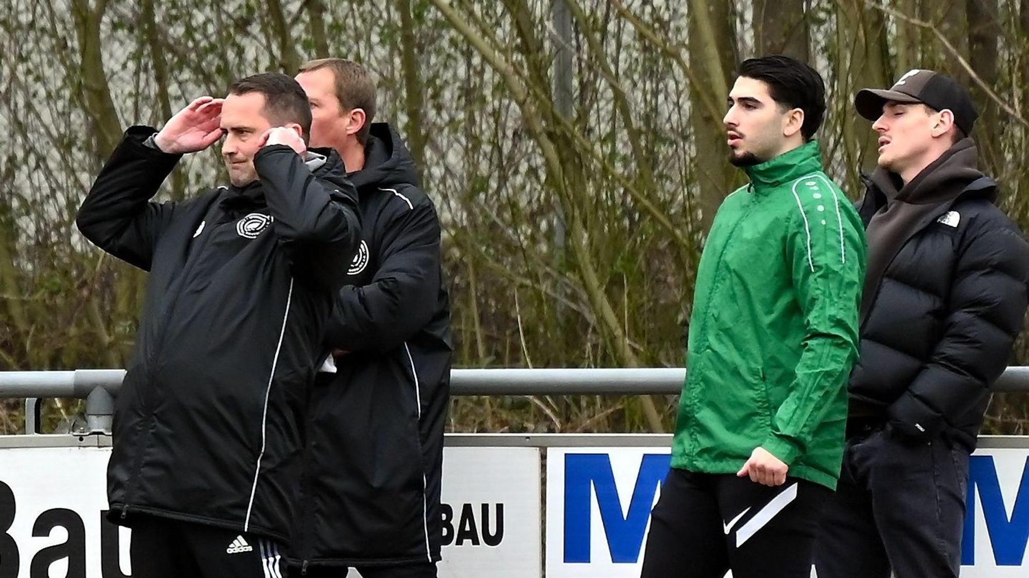 20.03.2022, Fussball-Schlebusch-Lindenthal
vergebene Chance
links: Trainer David Gsella (Lindenthal)
Foto: Uli Herhaus