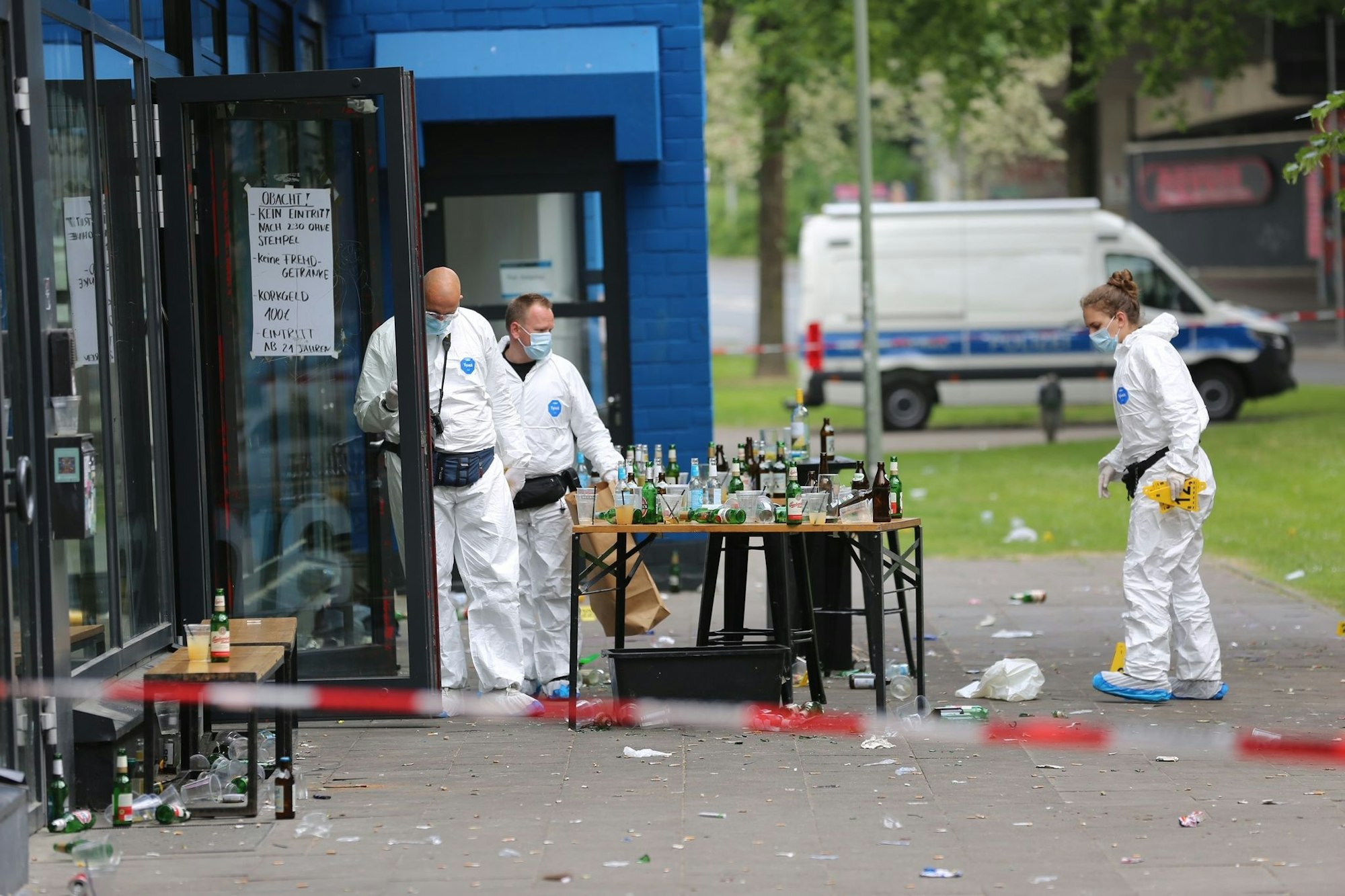 Polizei und Spurensicherung im Einsatz nach der Messerattacke in Bielefeld. (Archivbild)