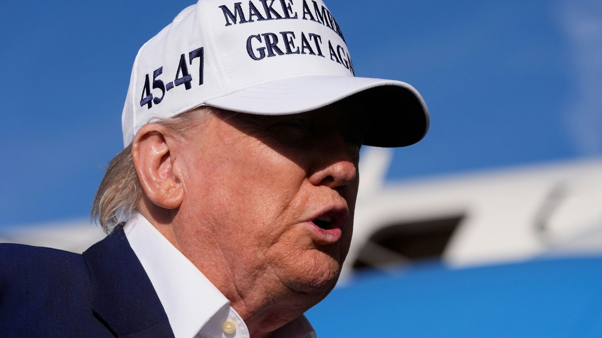 25.05.2025, USA, Morristown: US-Präsident Donald Trump spricht zu Reportern, bevor er an Bord der Air Force One geht am Morristown Municipal Airport in Morristown, New Jersey. Foto: Manuel Balce Ceneta/AP/dpa +++ dpa-Bildfunk +++
