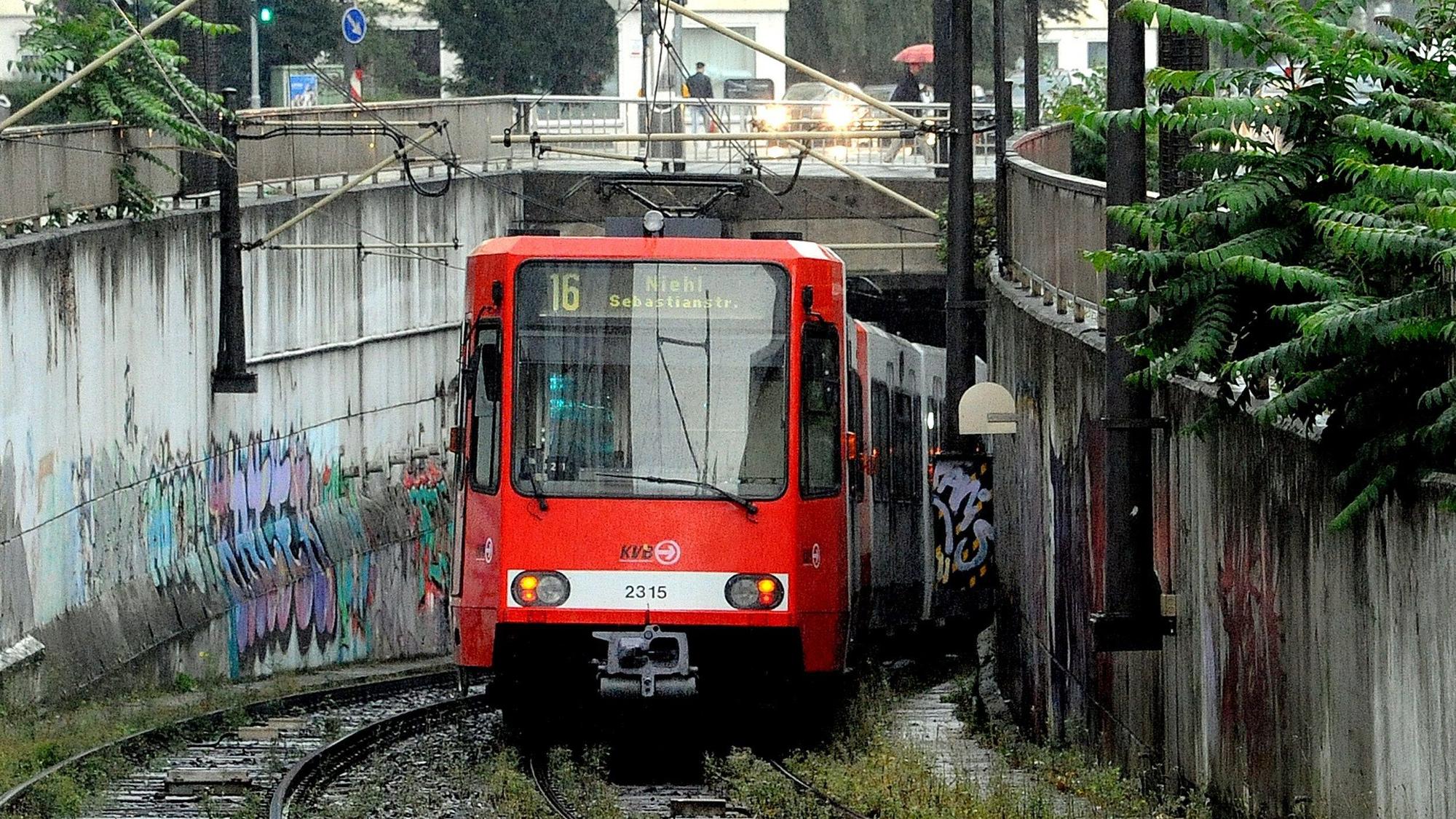 KVB Linie 16 fährt hinter Barbarossaplatz in U-Bahntunnel. Foto: EXPRESS / Alexander Schwaiger