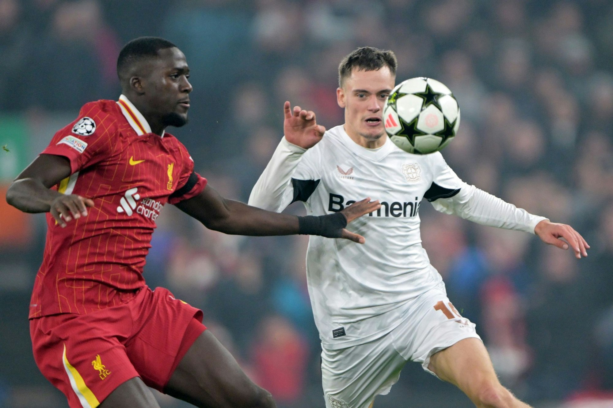 Künftige Teamkollegen? Florian Wirtz (r) im Zweikampf mit Liverpools Ibrahima Konaté