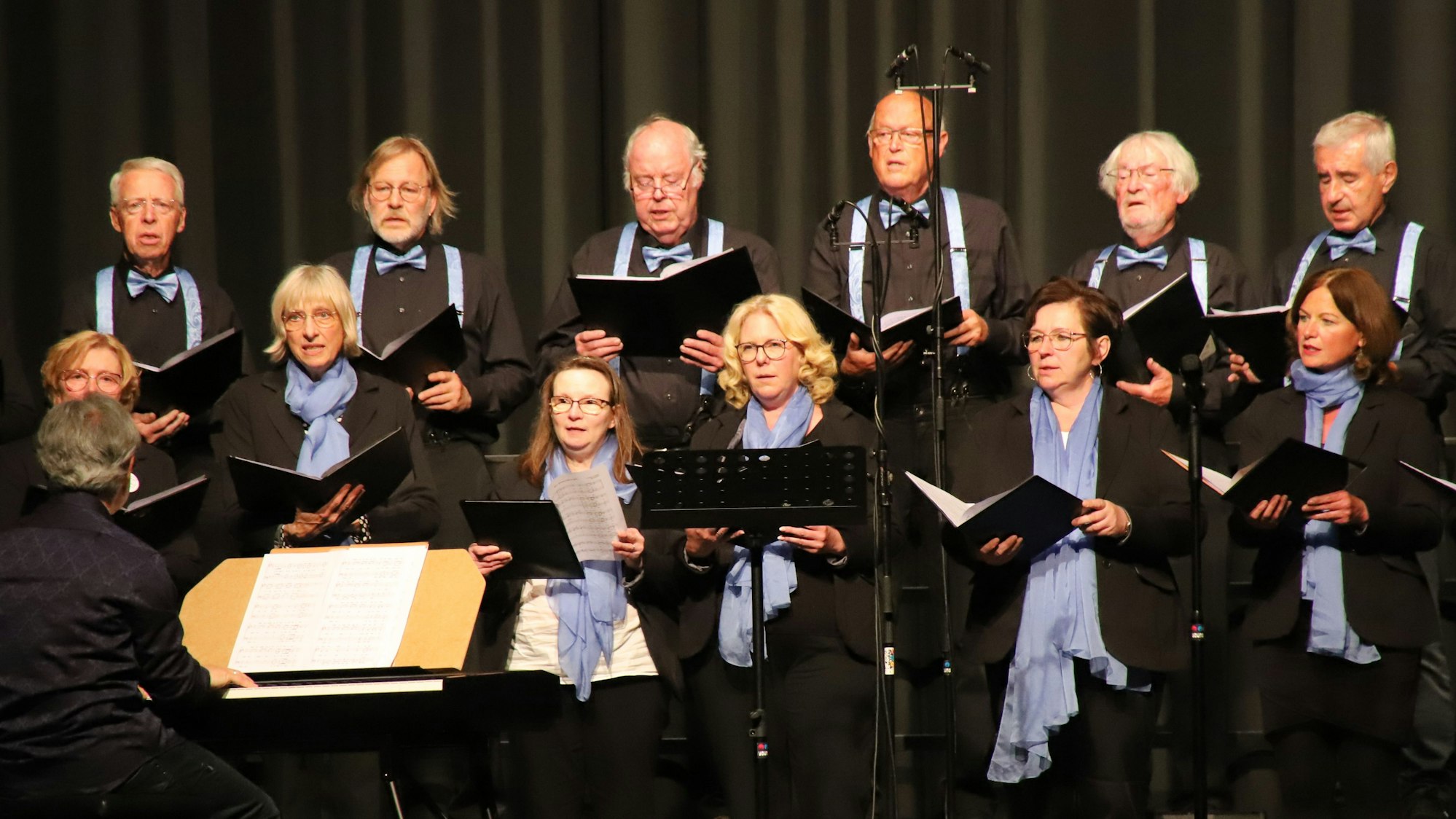 Unter anderem „Über sieben Brücken“ sang der Chor „Vocal Mix Oberhauer Klänge“.