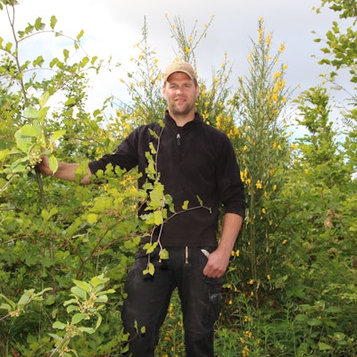 Das Foto zeigt Torsten Dörmbach inmitten von jungen Bäumen.
