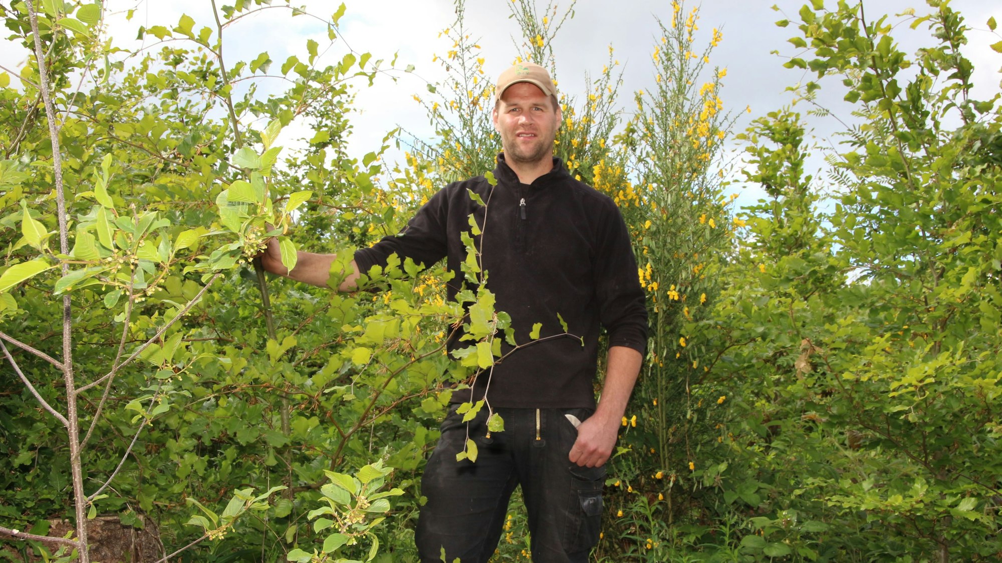Das Foto zeigt Torsten Dörmbach inmitten von jungen Bäumen.