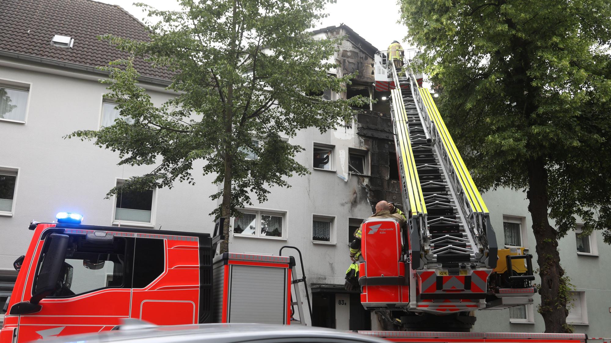 27.05.2025, Köln: In der Nacht zu Dienstag (27. Mai) ist ein Feuer in Köln-Raderberg ausgebrochen. Die Feuerwehr wurde gegen 2 Uhr über die Polizei alarmiert. Nach ersten Erkenntnissen brannte ein Motorroller vor einem Mehrfamilienhaus an der Brühler Straße. Foto: Arton Krasniqi
