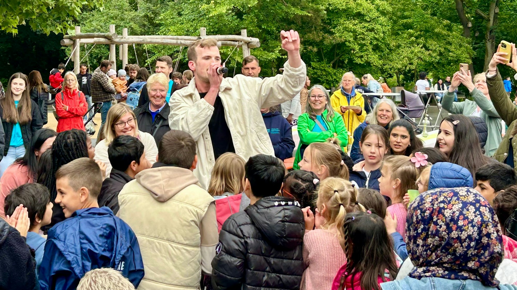 Mathieu Weiden, Sänger von Aluis, mischte sich beim Auftritt der Band unter das junge Publikum.