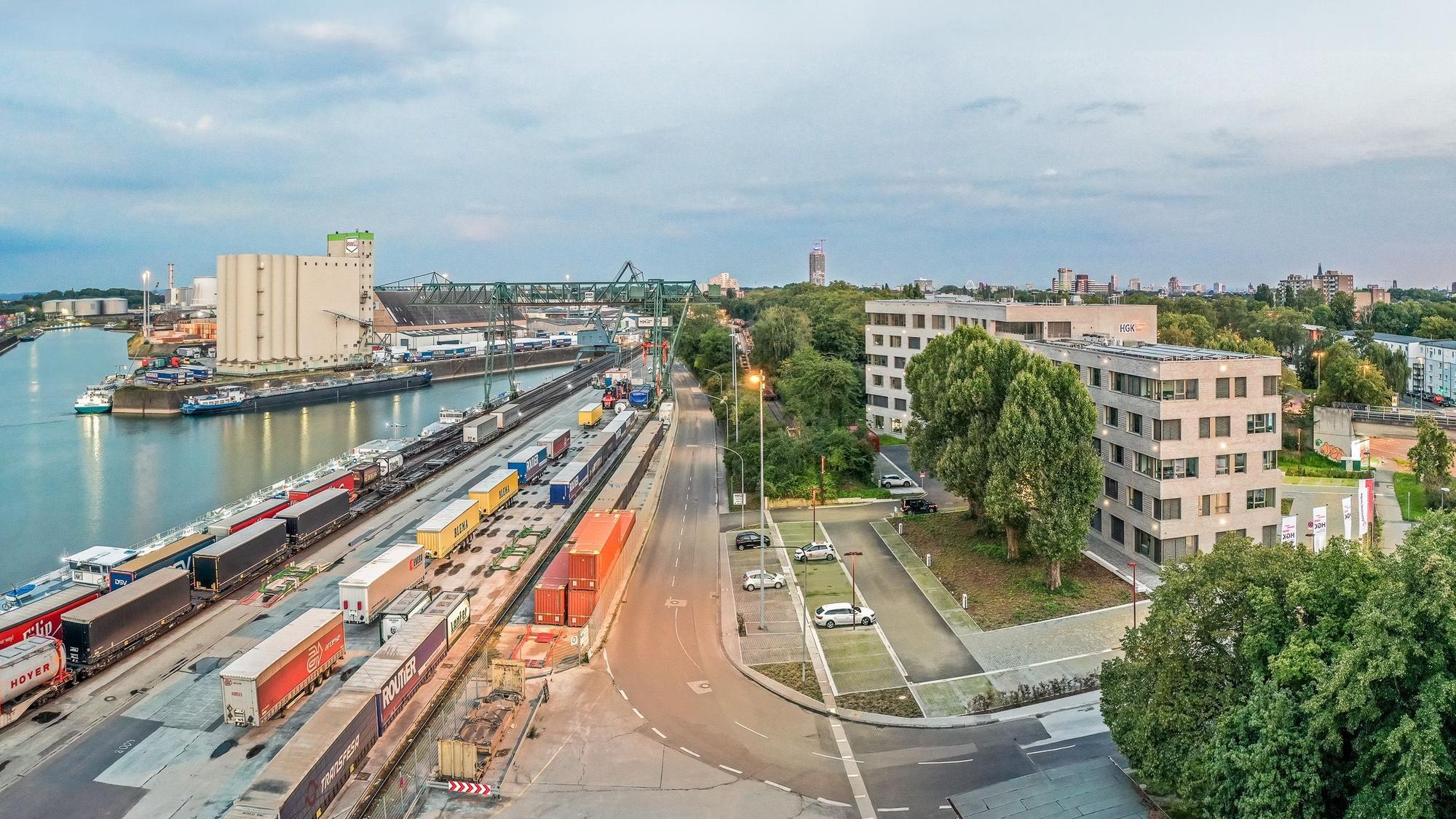 Der Niehler Hafen in Köln mit der Zentrale der HGK
