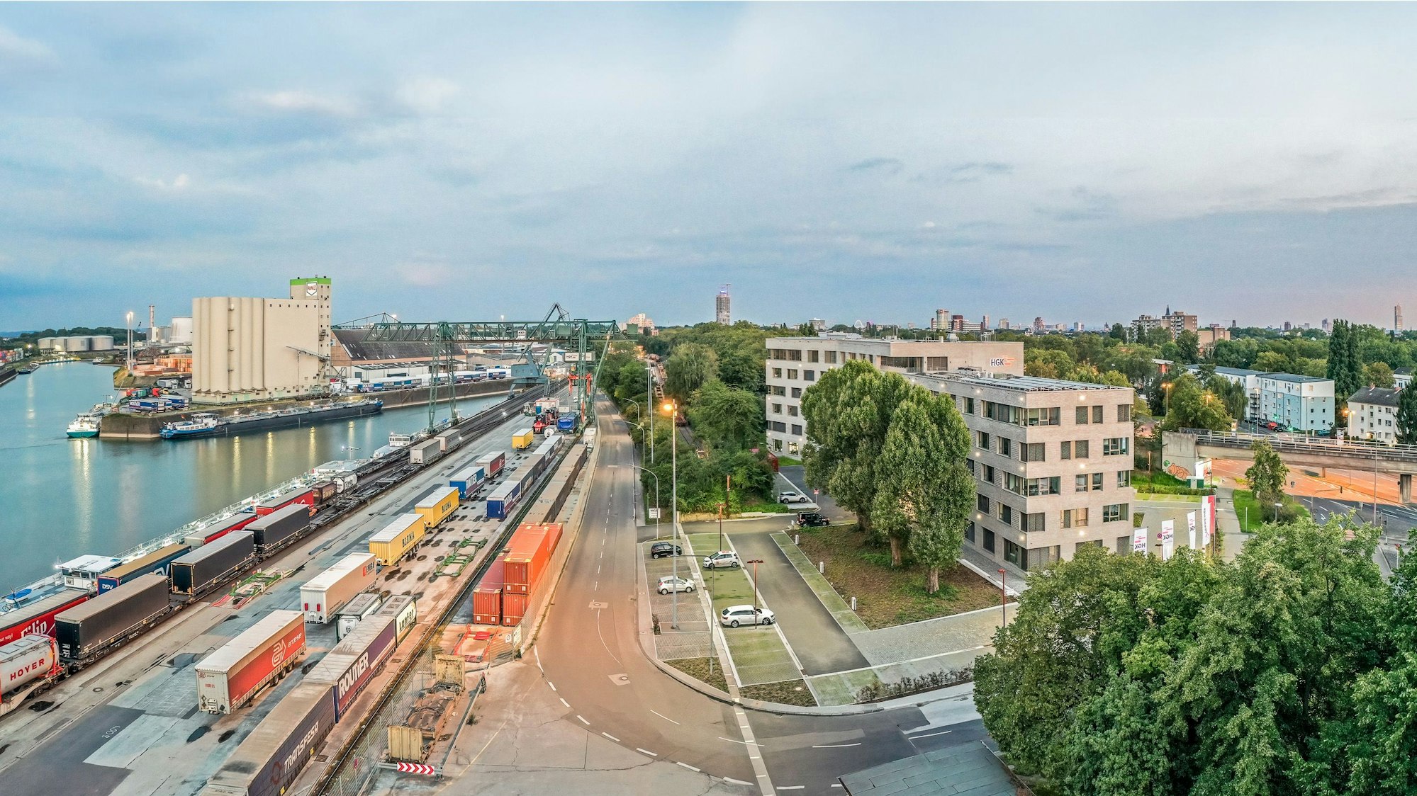 Der Niehler Hafen in Köln mit der Zentrale der HGK (rechts).