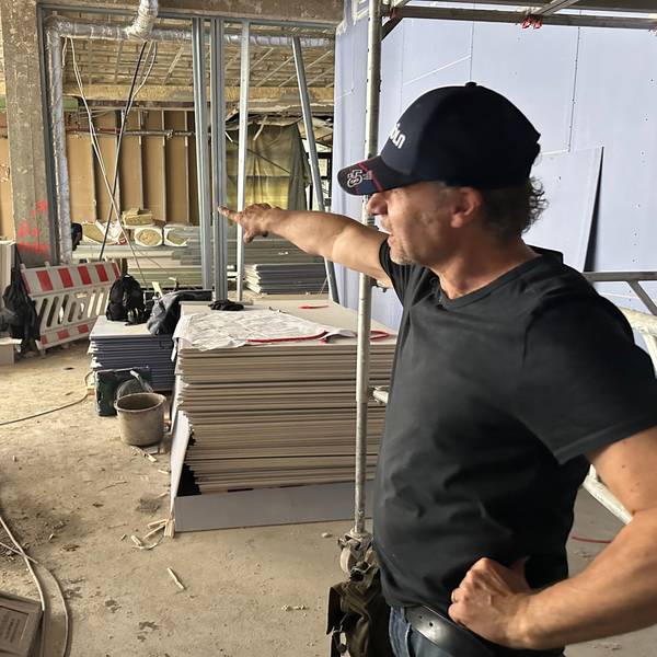 Stolz zeigt Kellner Zlatko, wo später einmal die Gäste sitzen werden. Noch ist alles eine Baustelle.