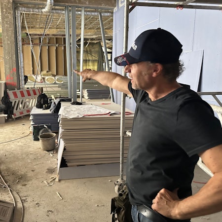 Stolz zeigt Kellner Zlatko, wo später einmal die Gäste sitzen werden. Noch ist alles eine Baustelle.