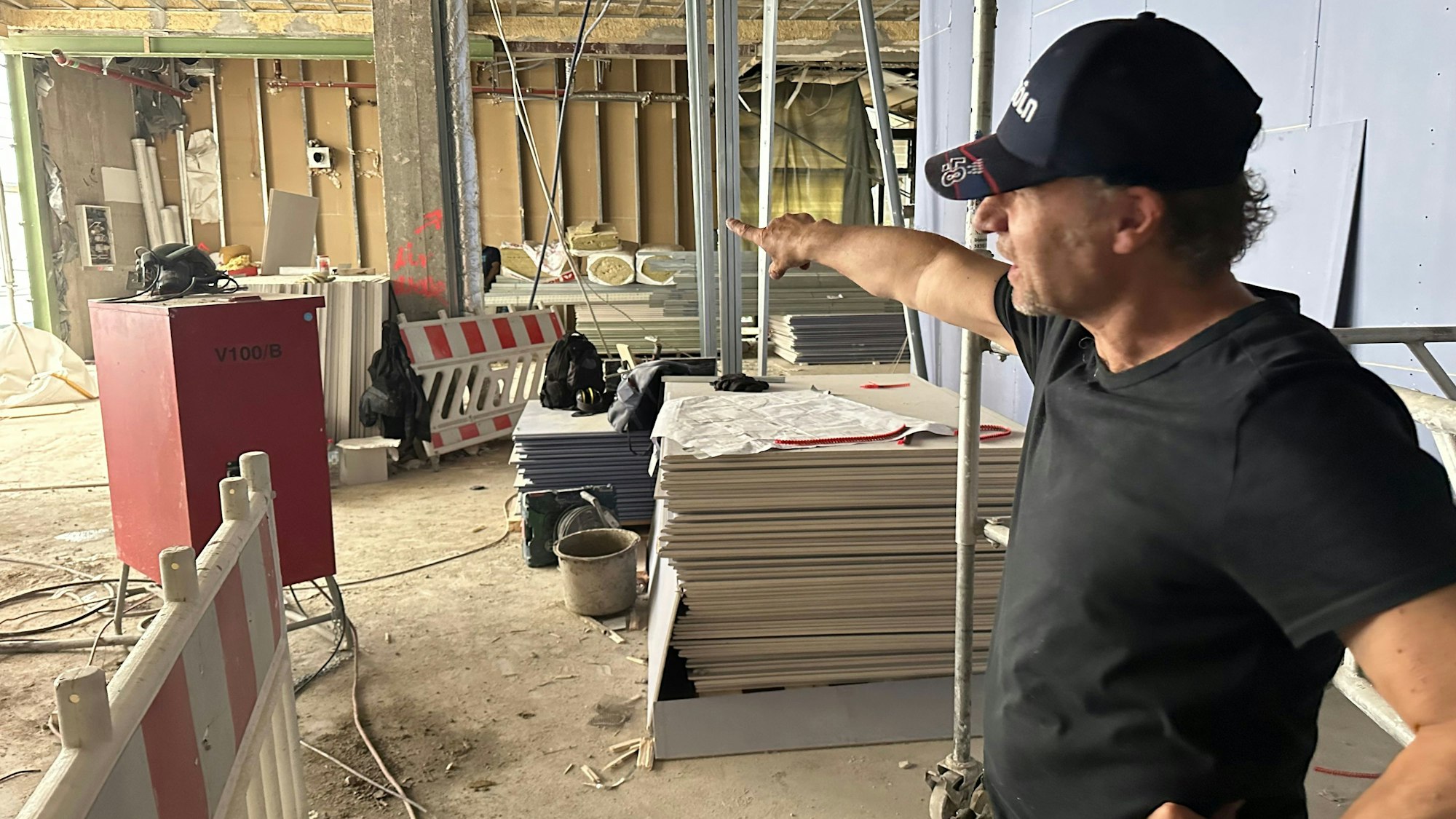 Stolz zeigt Kellner Zlatko, wo später einmal die Gäste sitzen werden. Noch ist alles eine Baustelle.