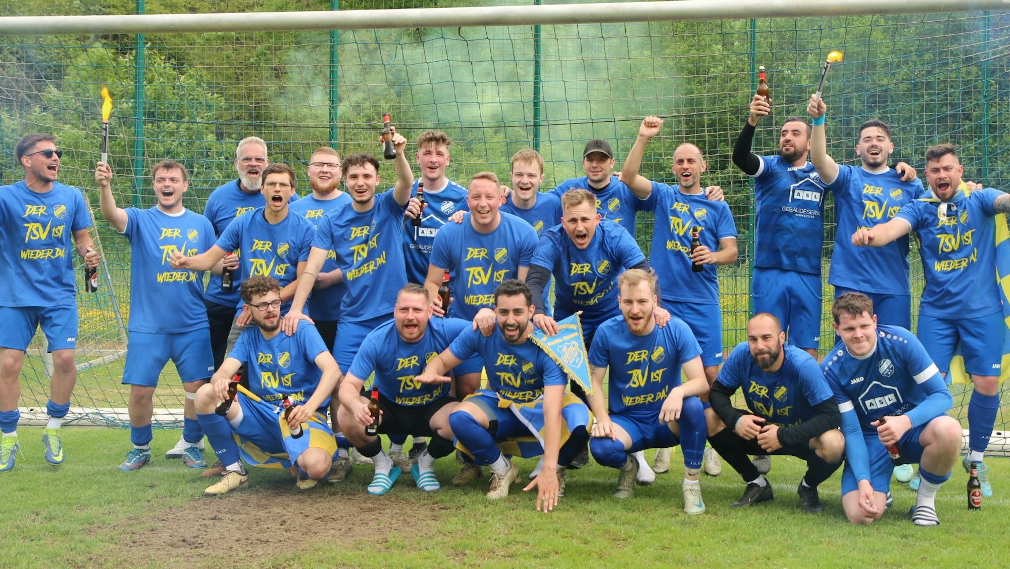 Spieler der TSV Feytal jubeln über den Aufstieg.