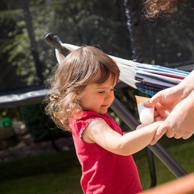 Kinderhaut ist gegenüber der Sonne besonders empfindlich. Geht es um Sonnencreme, ist für sie ein hoher Lichtschutzfaktor angesagt.