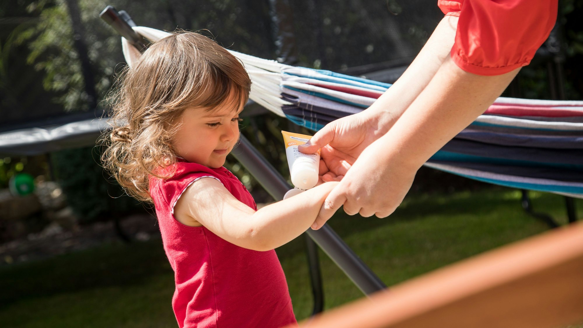 Kinderhaut ist gegenüber der Sonne besonders empfindlich. Geht es um Sonnencreme, ist für sie ein hoher Lichtschutzfaktor angesagt.