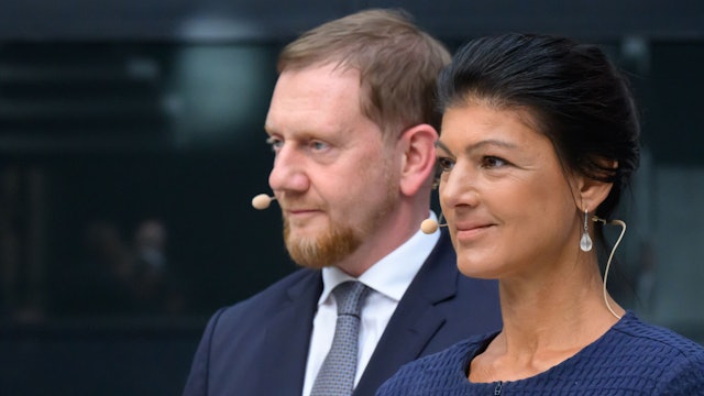 Michael Kretschmer (CDU, l), Ministerpräsident von Sachsen, und Sahra Wagenknecht, Vorsitzende des BSW, bei einer Talkrunde. (Archivbild)
