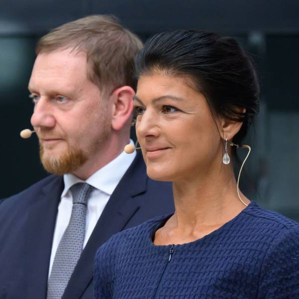 Michael Kretschmer (CDU, l), Ministerpräsident von Sachsen, und Sahra Wagenknecht, Vorsitzende des BSW, bei einer Talkrunde. (Archivbild)