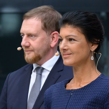 Michael Kretschmer (CDU, l), Ministerpräsident von Sachsen, und Sahra Wagenknecht, Vorsitzende des BSW, bei einer Talkrunde. (Archivbild)