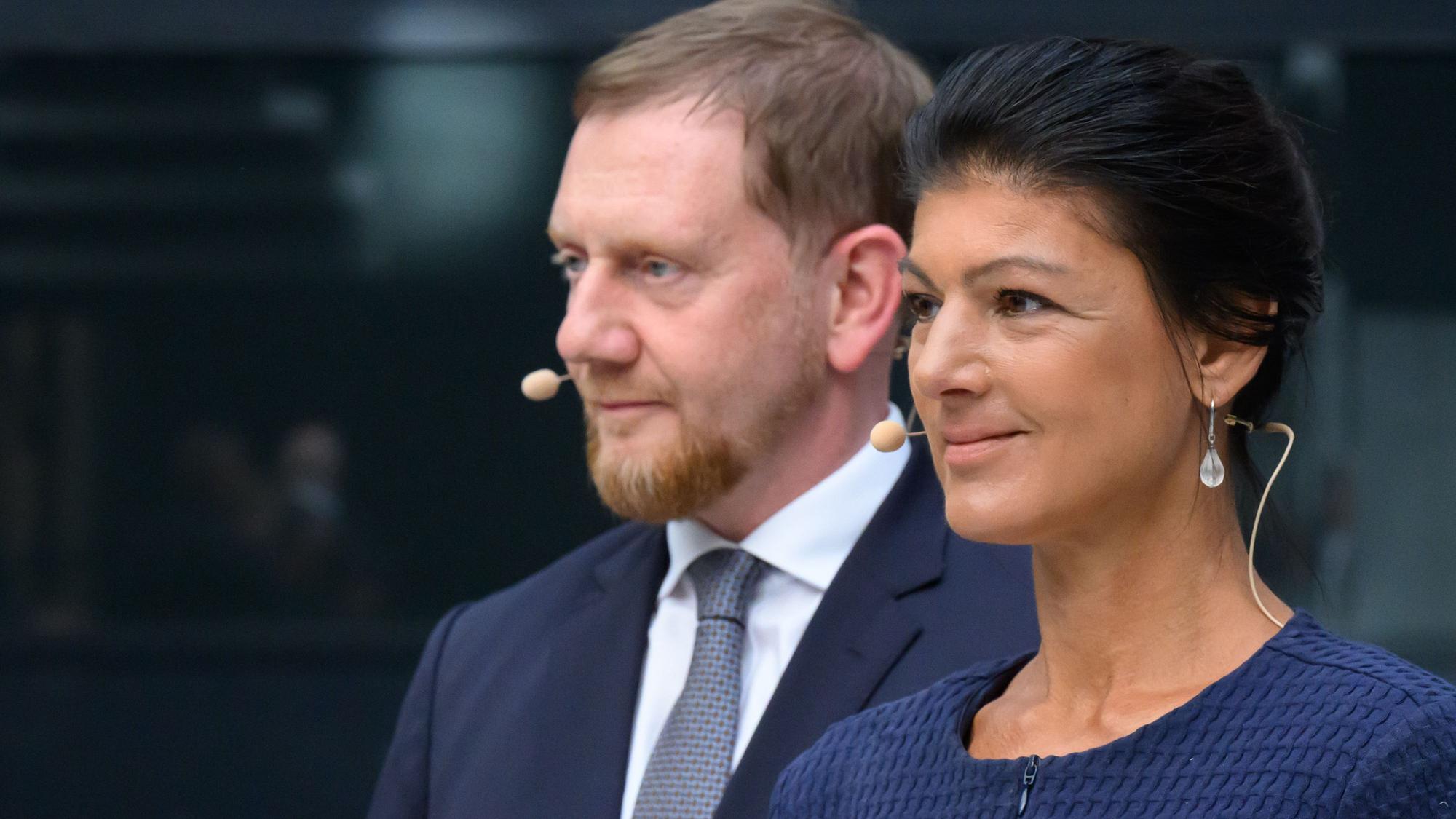 Michael Kretschmer (CDU, l), Ministerpräsident von Sachsen, und Sahra Wagenknecht, Vorsitzende des BSW, bei einer Talkrunde. (Archivbild)