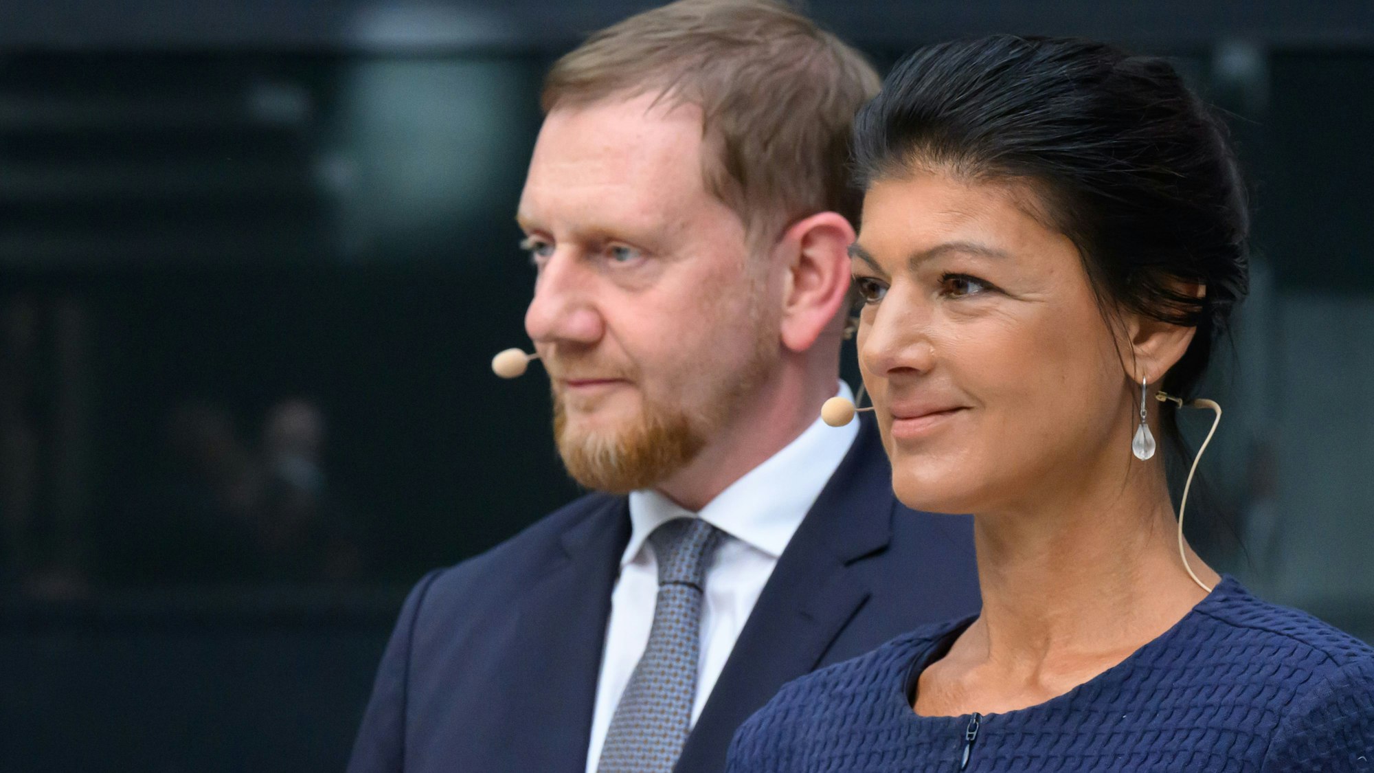Michael Kretschmer (CDU, l), Ministerpräsident von Sachsen, und Sahra Wagenknecht, Vorsitzende des BSW, bei einer Talkrunde. (Archivbild)
