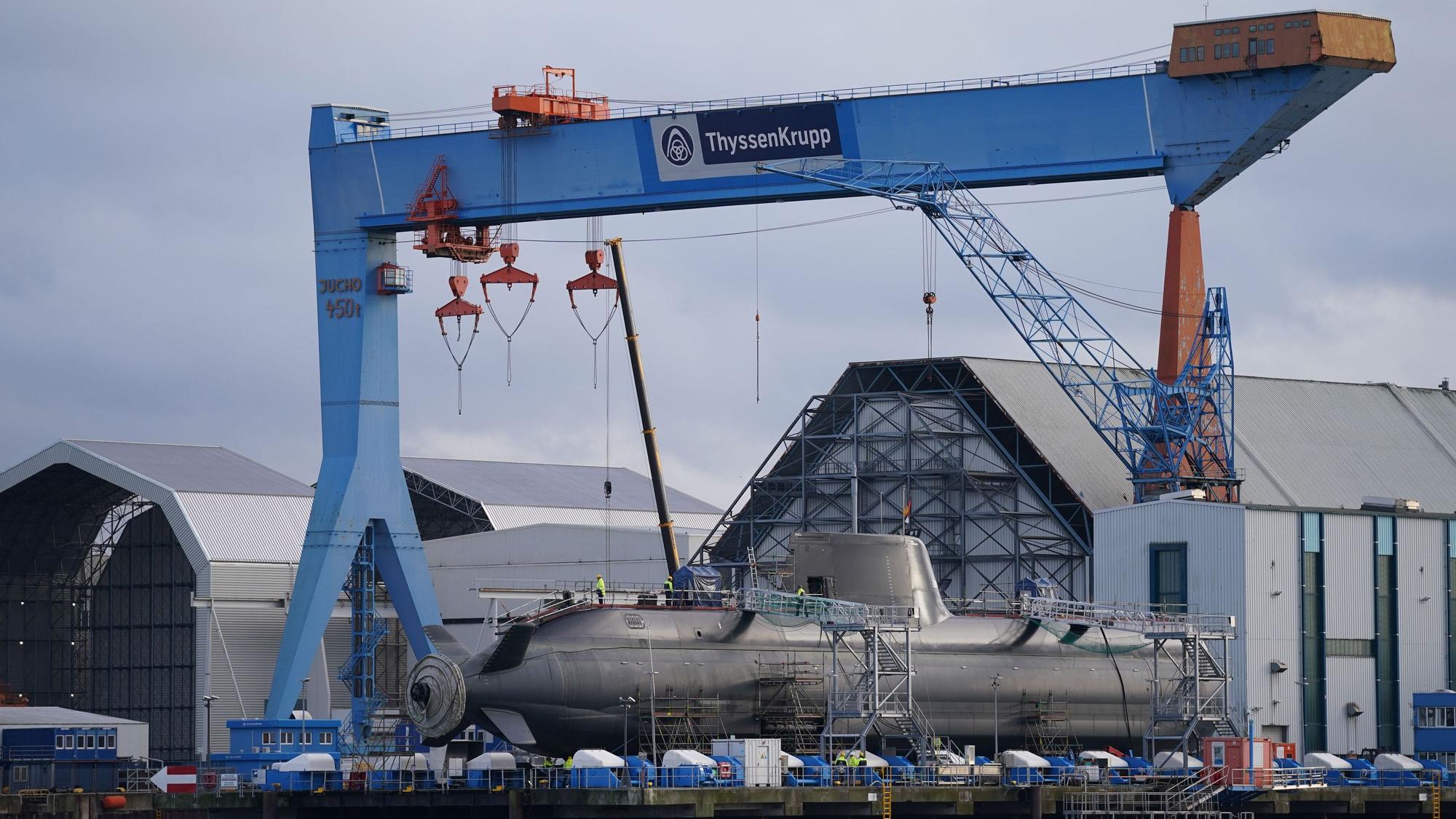 ARCHIV - 06.12.2021, Schleswig-Holstein, Kiel: Ein im Bau befindliches U-Boot liegt in der Werft von ThyssenKrupp Marine Systems in Kiel. (zu dpa: «U-Bootbauer TKMS mit Aufträgen auf Rekordniveau») Foto: Marcus Brandt/dpa +++ dpa-Bildfunk +++