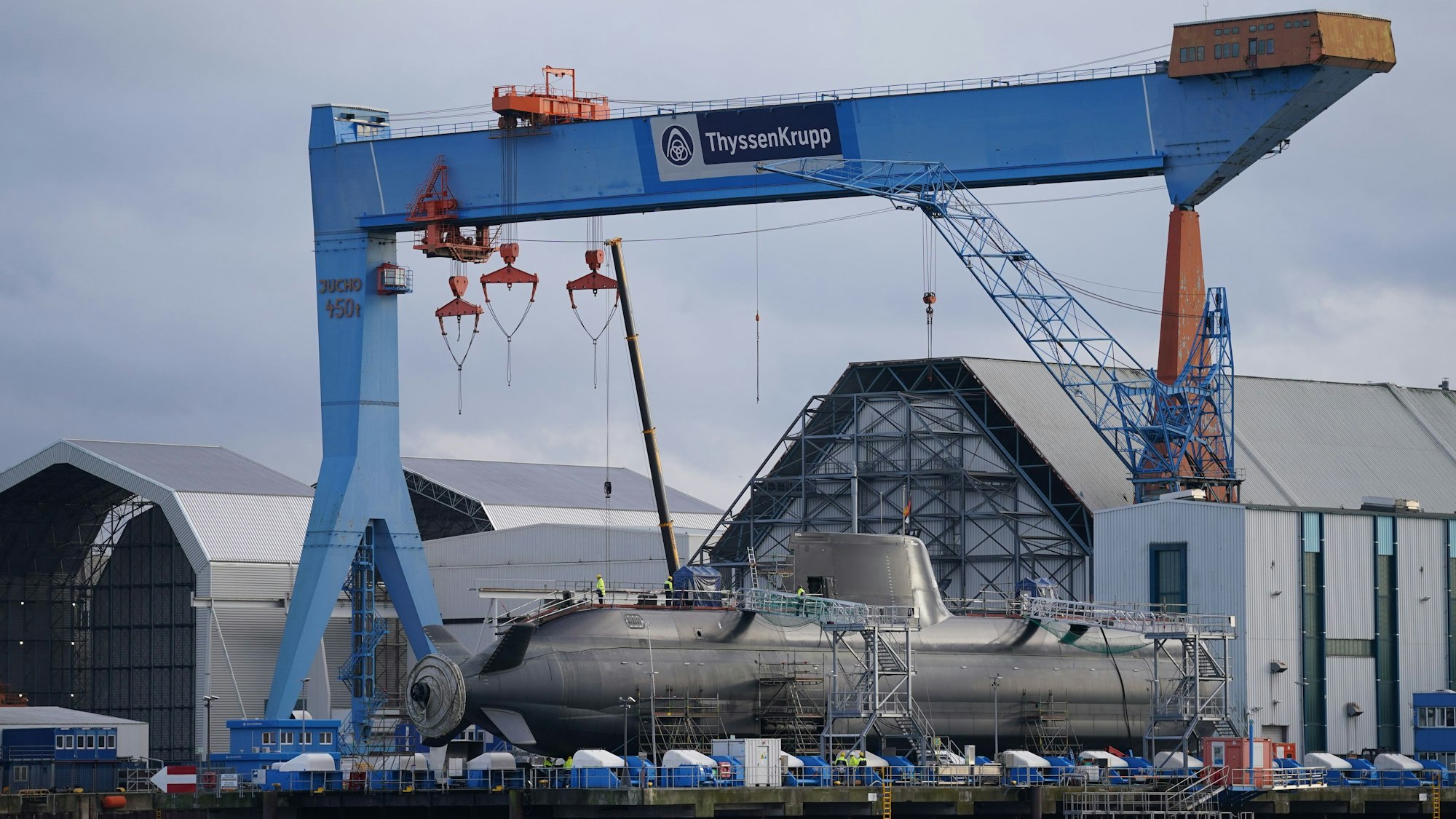 ARCHIV - 06.12.2021, Schleswig-Holstein, Kiel: Ein im Bau befindliches U-Boot liegt in der Werft von ThyssenKrupp Marine Systems in Kiel. (zu dpa: «U-Bootbauer TKMS mit Aufträgen auf Rekordniveau») Foto: Marcus Brandt/dpa +++ dpa-Bildfunk +++