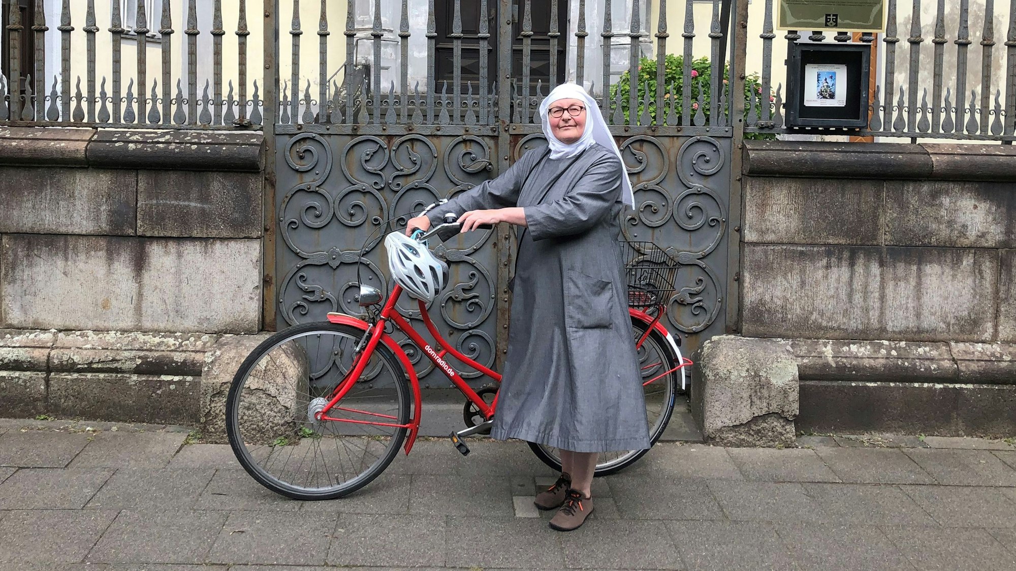 In der Ordenstracht der Karmelitinnen war Schwester Elija unterwegs.