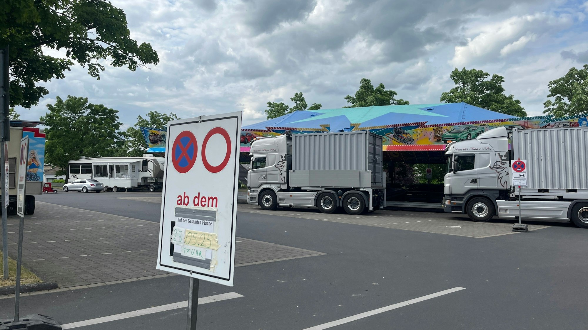 Seit Montag wird die Altstadtkirmes auf dem Geistinger Platz in Hennef-Geistingen aufgebaut.