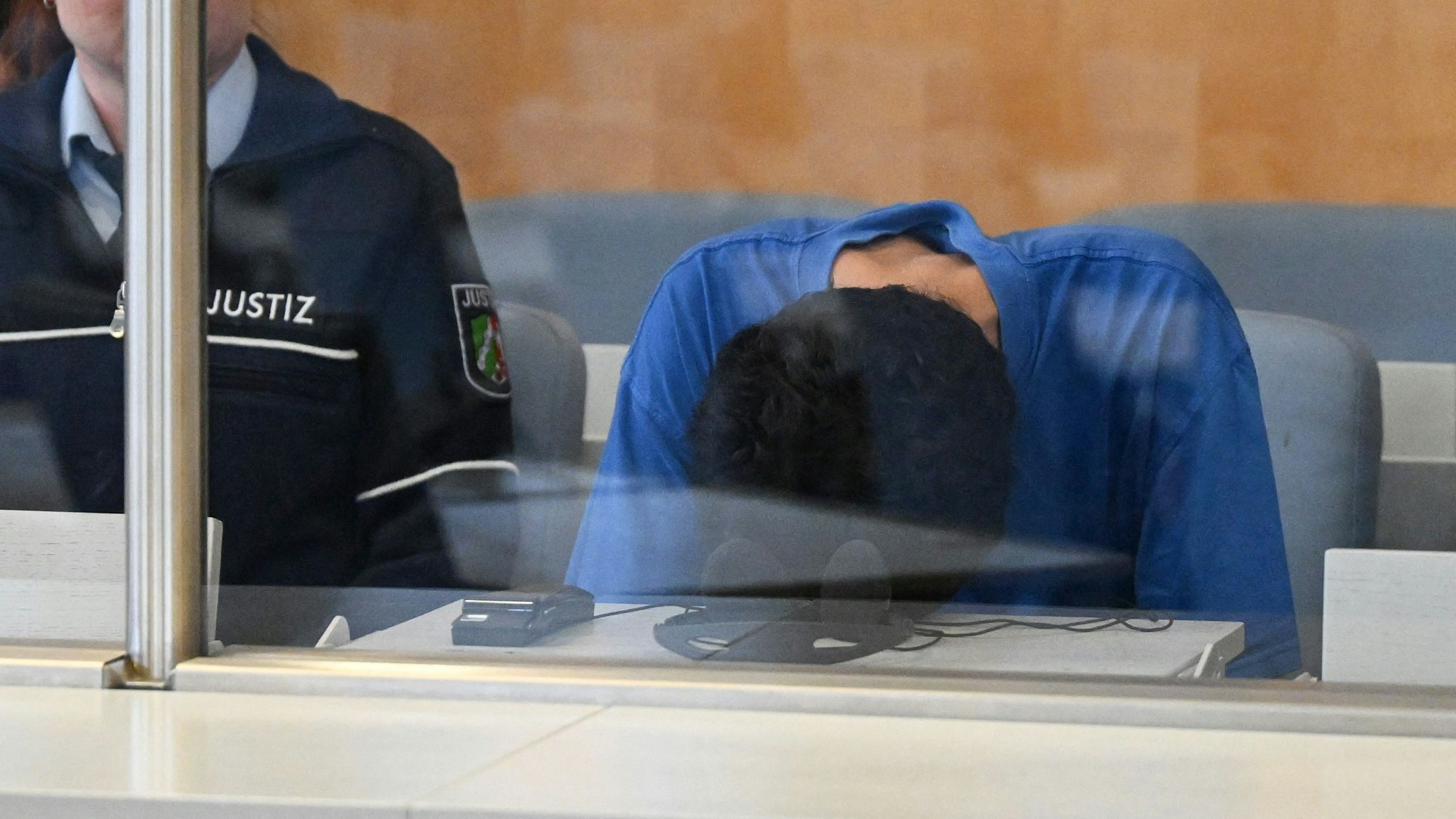 Das Foto zeigt den Angeklagten des Amoklaufs von Solingen, Issa Al H., am ersten Prozesstag. Foto: Ina Fassbender/AFP