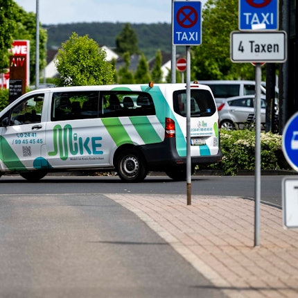 Das Bild zeigt ein Großraumtaxi, das als „Mike“ am Mechernicher Bahnhof unterwegs ist.