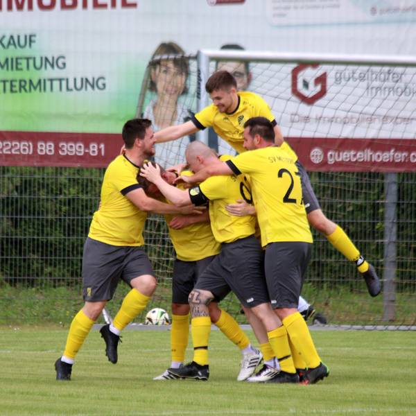 Inmitten der Jubeltraube ist Benedikt Weber, Torschütze zum 1:0.