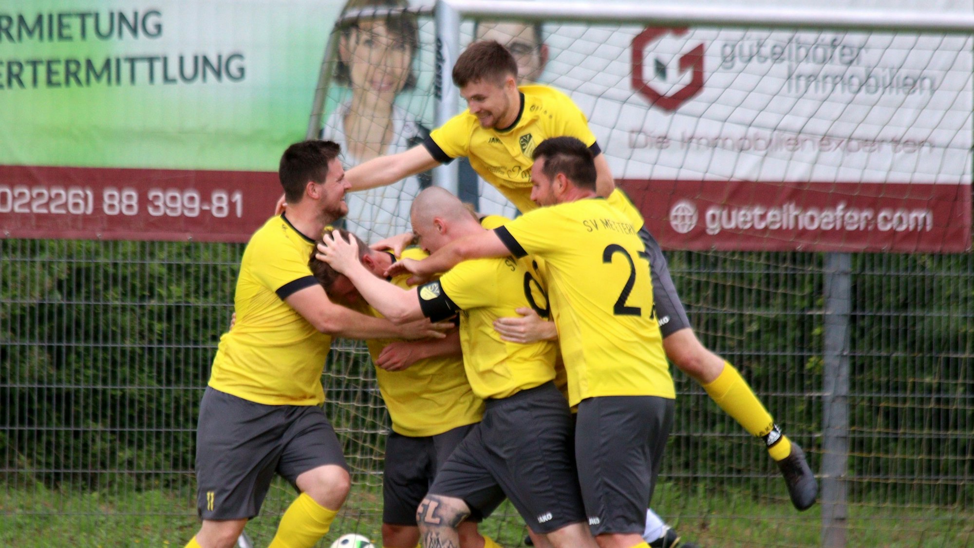 Inmitten der Jubeltraube ist Benedikt Weber, Torschütze zum 1:0.