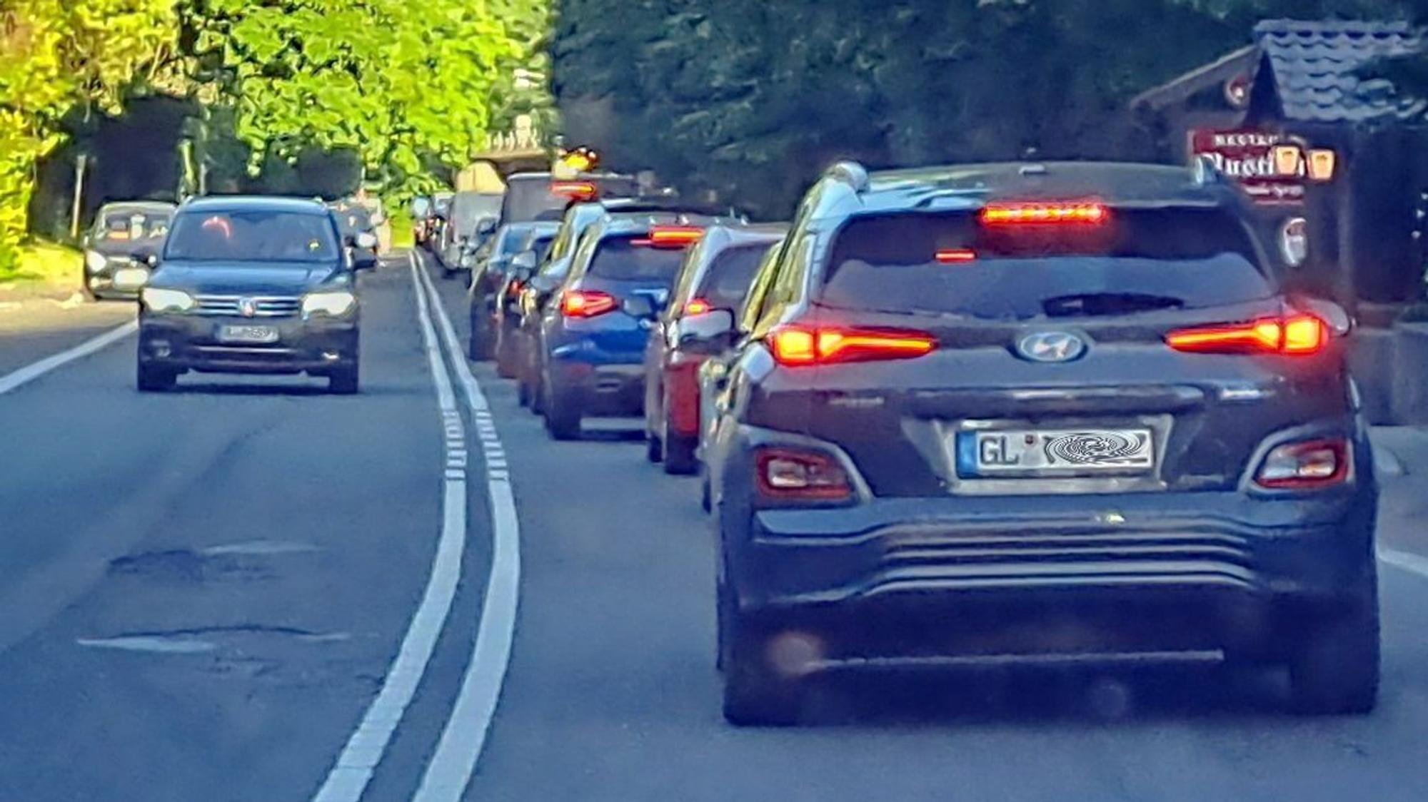 Autos stauen sich auf der Landstraße 136 in Mitteleschbach.
